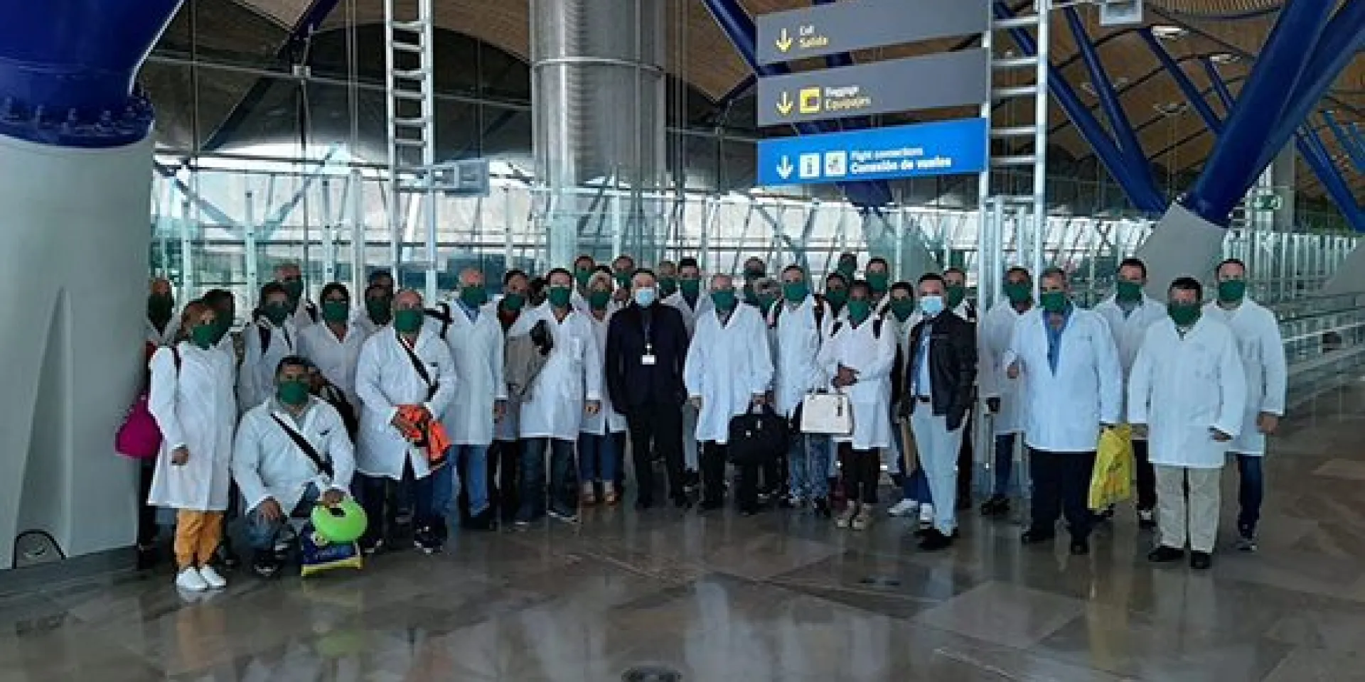El embajador cubano en Madrid Gustavo Machín (al centro) recibió a la brigada médica cubana que irá a Andorra a prestar ayuda ante la pandemia. Foto: Facebook del Embajador.
