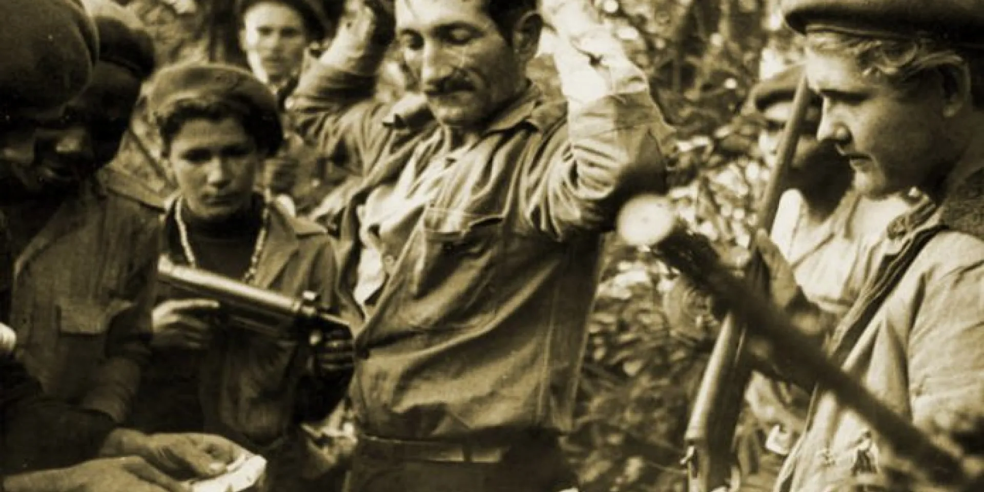 Marzo de 1961. Jóvenes milicianos capturan a un alzado durante las operaciones de la Lucha Contra Bandidos, también conocida como Limpia del Escambray. /Foto: Archivo de Granma