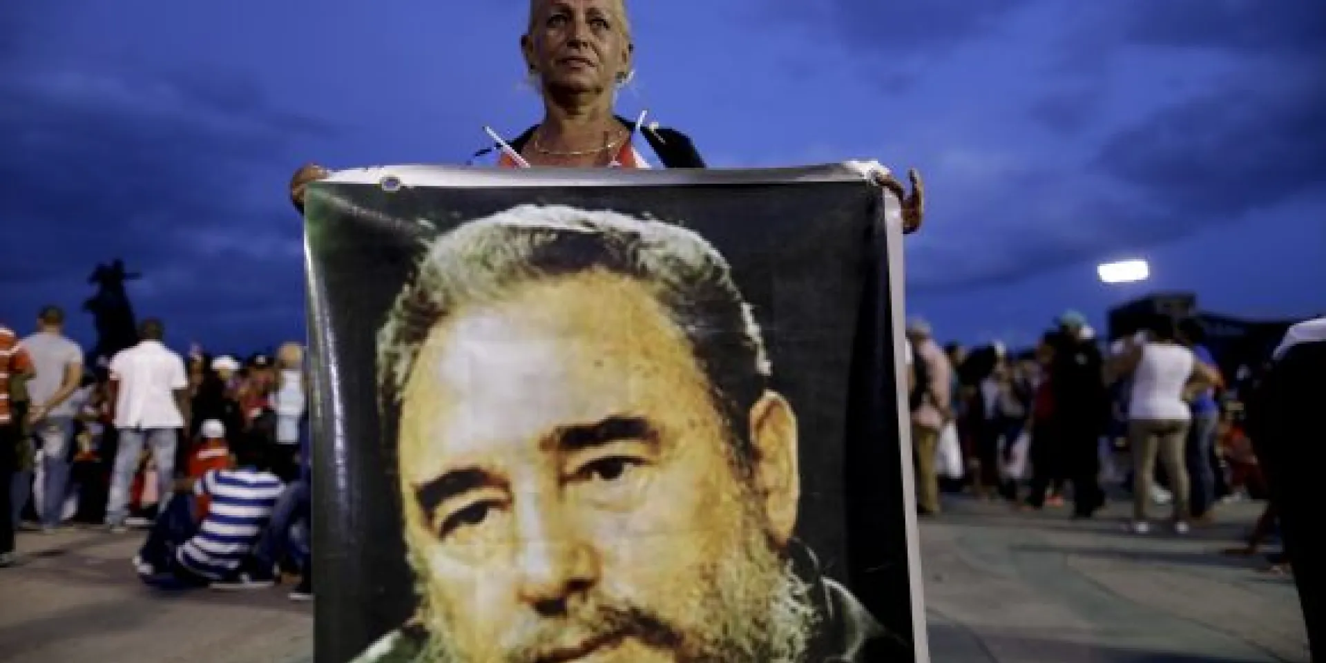 Mujer con gran afiche de Fidel en la Plaza Antonio Maceo, 3 de diciembre de 2016