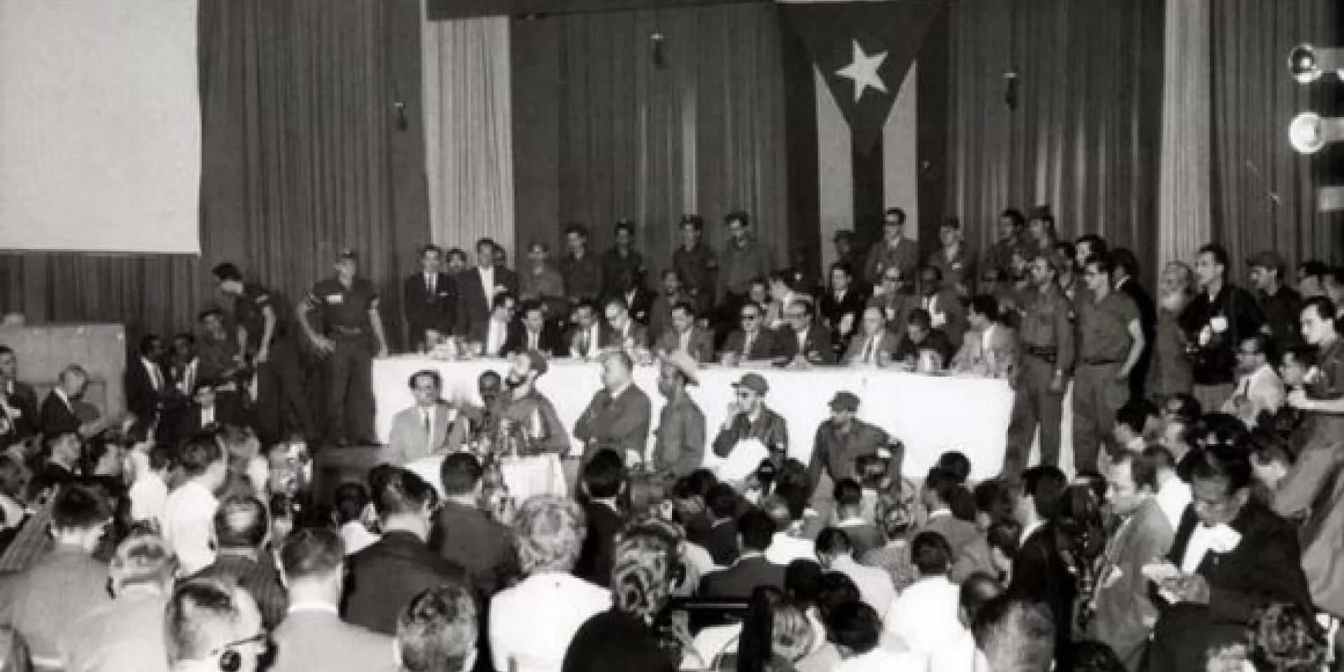 Vista de la intervención de Fidel en la conferencia de prensa durante la Operación Verdad, en el salón Copa Room, del Hotel Habana Riviera, en enero de 1959.