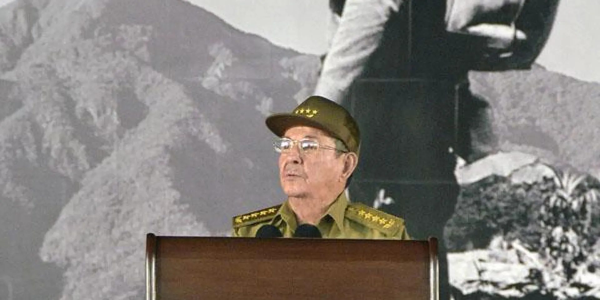 Raúl Castro pronuncia discurso en el acto político cultural en homenaje póstumo al líder histórico de la Revolución cubana, Fidel Castro Ruz, en la Plaza Mayor General Antonio Maceo Grajales, de Santiago de Cuba