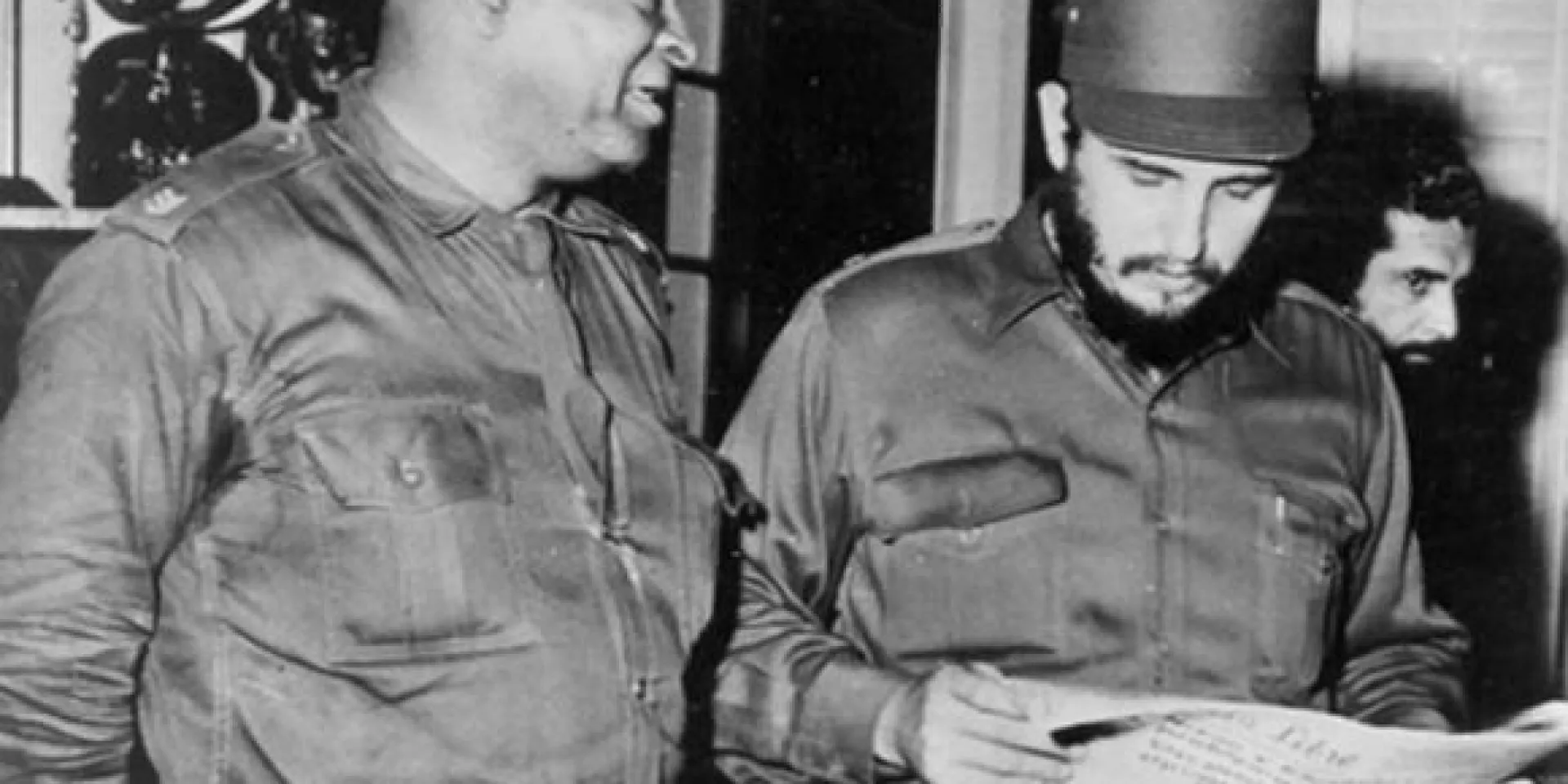 En los primeros meses del triunfo revolucionario en 1959 el capitán Sarría junto a Fidel Castro en el Palacio Presidencial. Foto: Sitio Fidel Soldado de las Ideas.