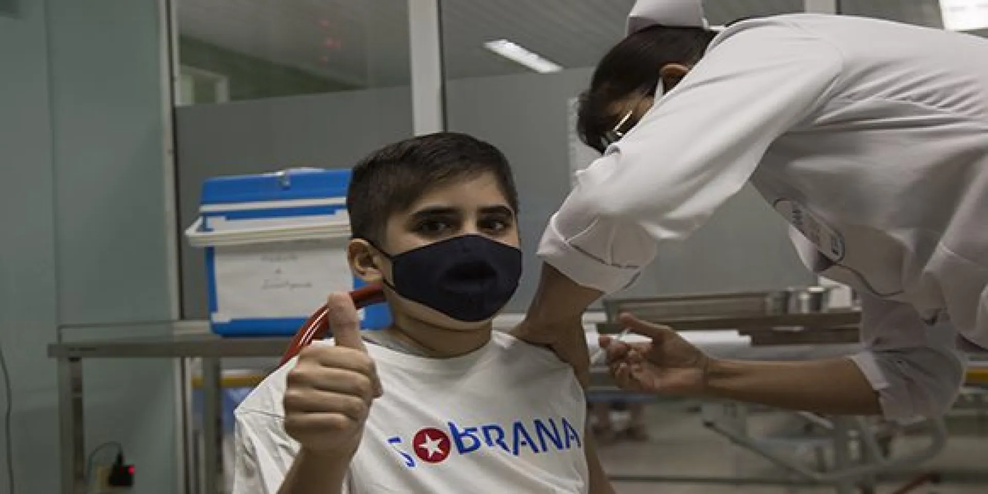 Gabriel García Fernández, de 12 años, primer paciente pediátrico en ser vacunado con Soberana 02, como parte del ensayo clínico con niños de 12 a 18 años. Foto: Ismael Francisco/ Cubadebate.