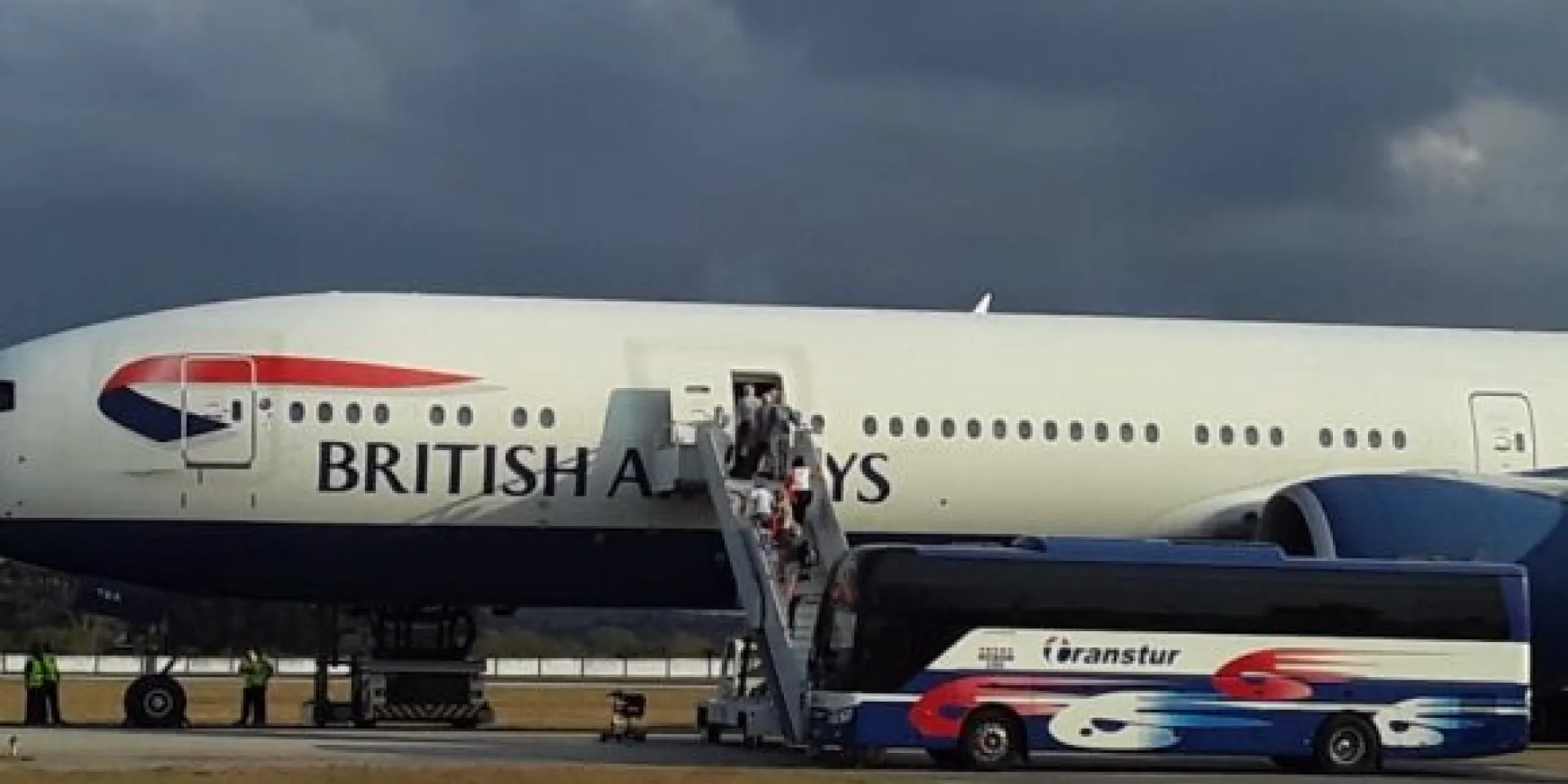 Pasajeros del crucero británico MS Braemar abordan aeronaves que los llevan de regreso al Reino Unido. Foto: Lisandra Fariñas/Cubadebate.