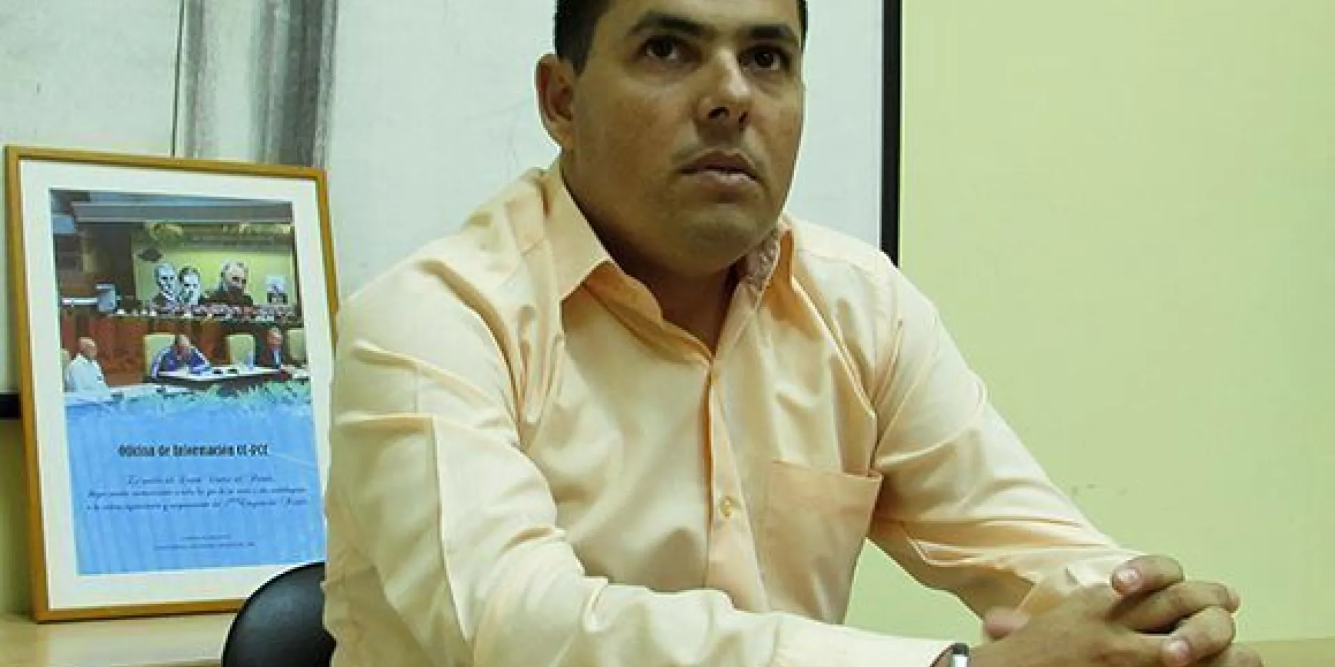 Víctor Aguilera Nonell, profesor del Departamento de Historia de la Universidad de Holguín, colecciona fotos del Comandante en Jefe desde que era un niño y actualmente posee alrededor de 27 mil imágenes. Cinthya García Casañas/Cubadebate.