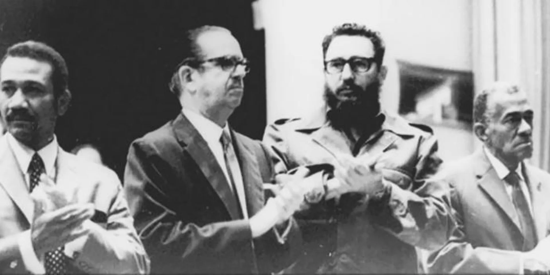 En la presidencia del XIII Congreso de la CTC, de izquierda a derecha, Almeida, Osvaldo Dorticós, Fidel y Lázaro.