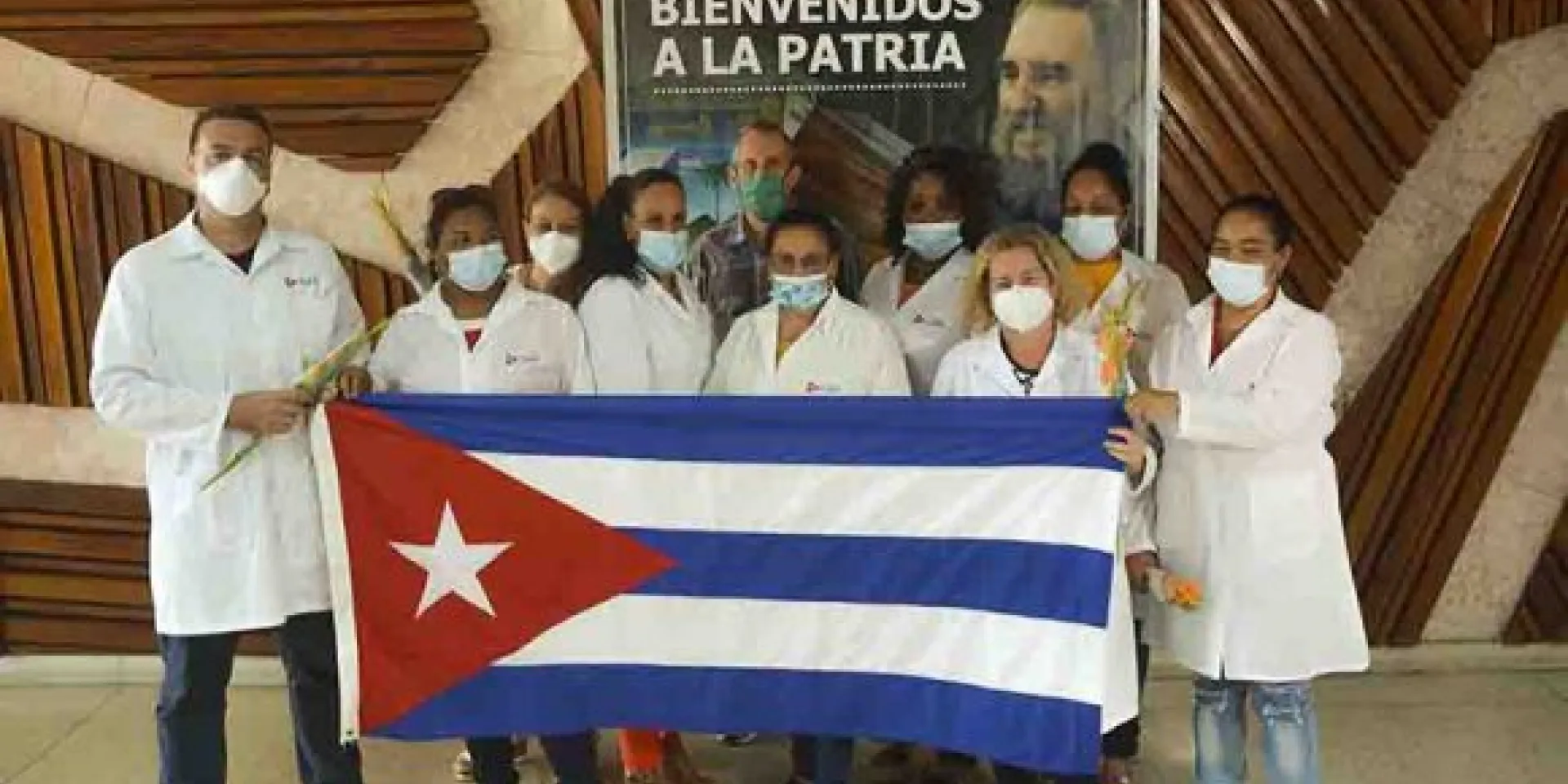 Autoridades políticas y sanitarias de la provincia recibieron a los 10 profesionales que en este tiempo realizaron 14 mil 319 atenciones médicas. Foto: ACN.