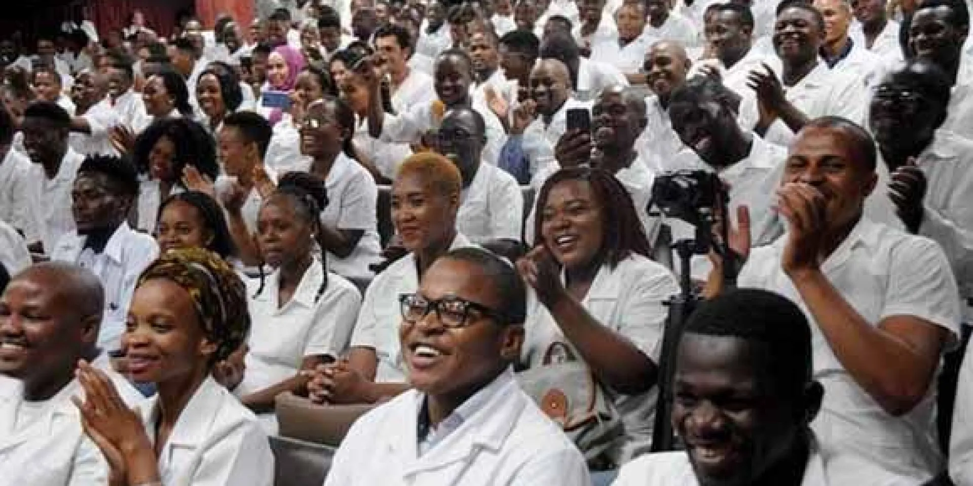 Jóvenes sudafricanos, graduados como profesionales de la salud en Cuba, el 4 de julio de 2018. Foto: Omara García Mederos / ACN.