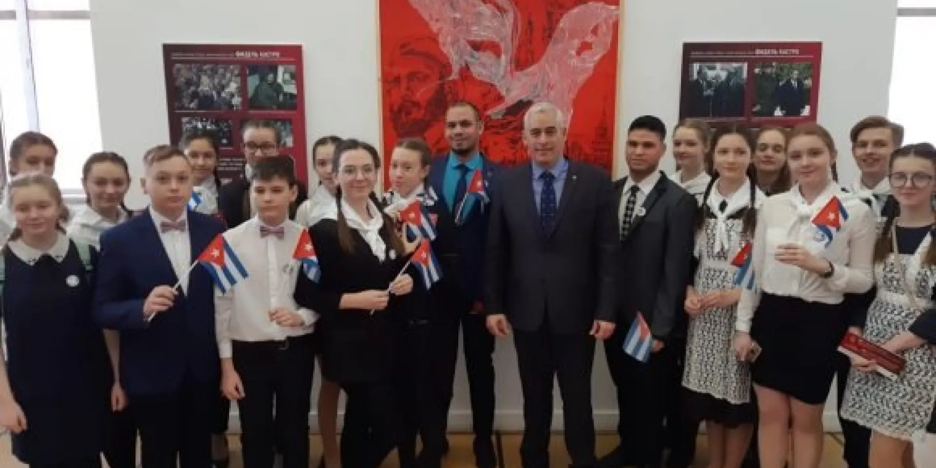 El Embajador cubano(al centro) junto a jóvenes rusos.Fotos: Cortesía de la Embajada de Cuba en Rusia