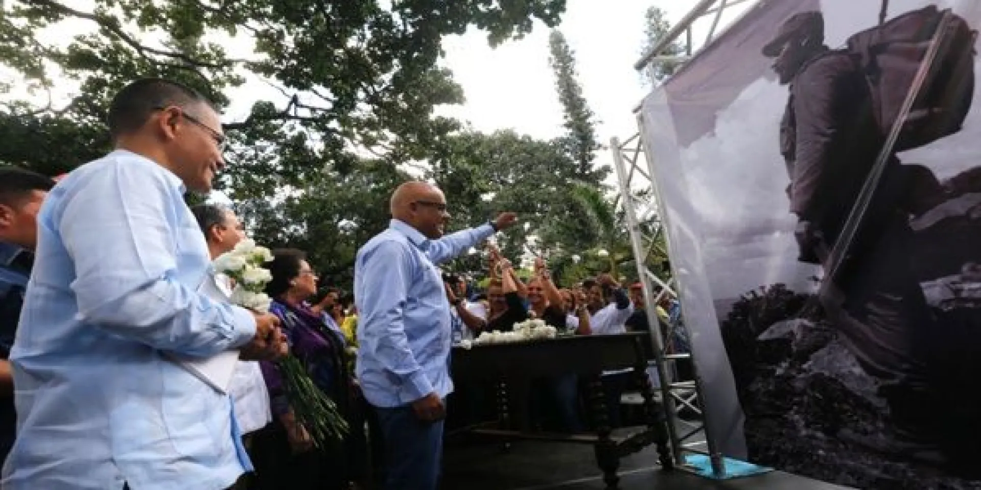 El ministro para la Cultura (i) participó en el acto en la Plaza Bolívar. | Foto: AVN