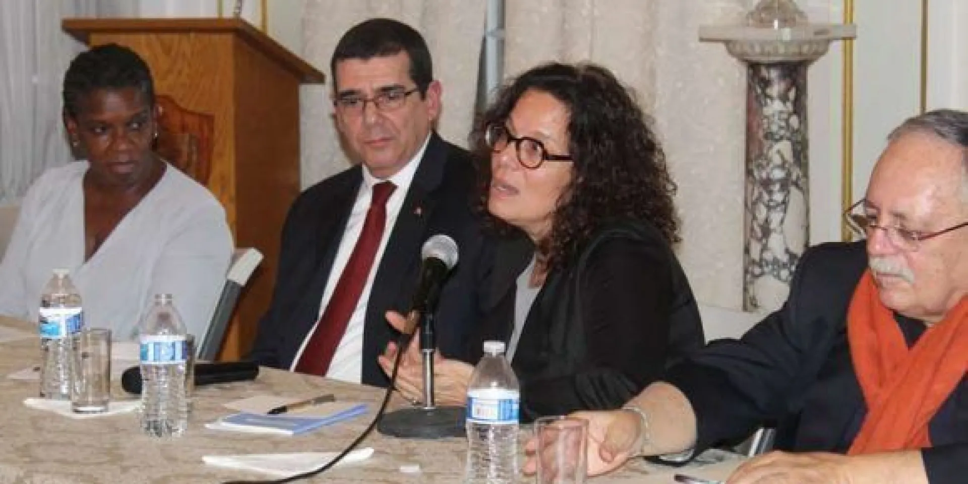La reconocida investigadora Julia Sweig habla en el panel dedicado a Fidel. A su derecha el abogado José Pertierra y a su izquierda el embajador cubano José Ramón Cabañas y la activista Gail Walker. Foto: Prensa Latina