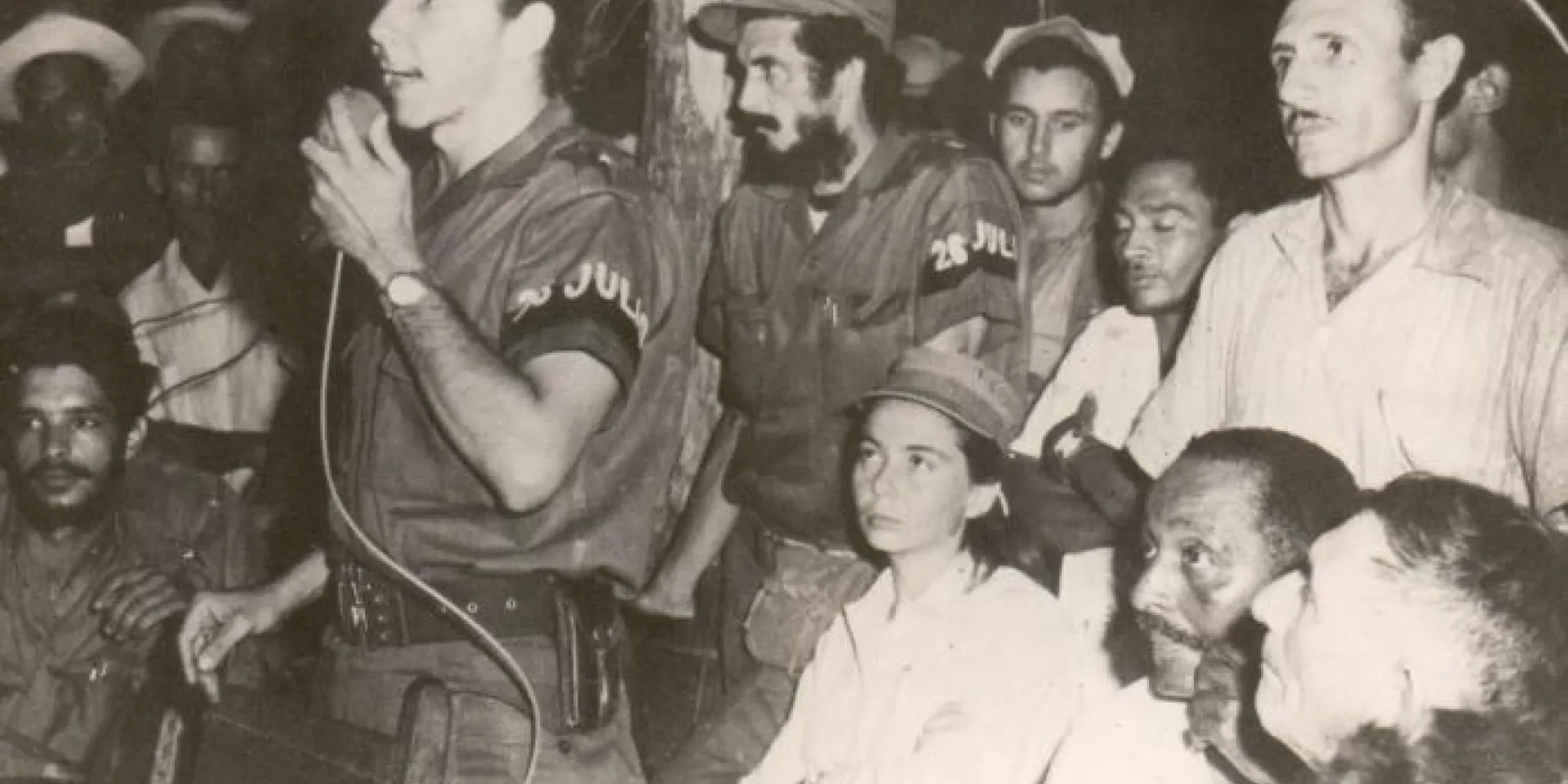 Raúl Castro durante el primer congreso campesino en armas, celebrado el 21 de septiembre en Soledad de Mayarí, en territorio del II Frente guerrillero Foto: Archivo de Granma.