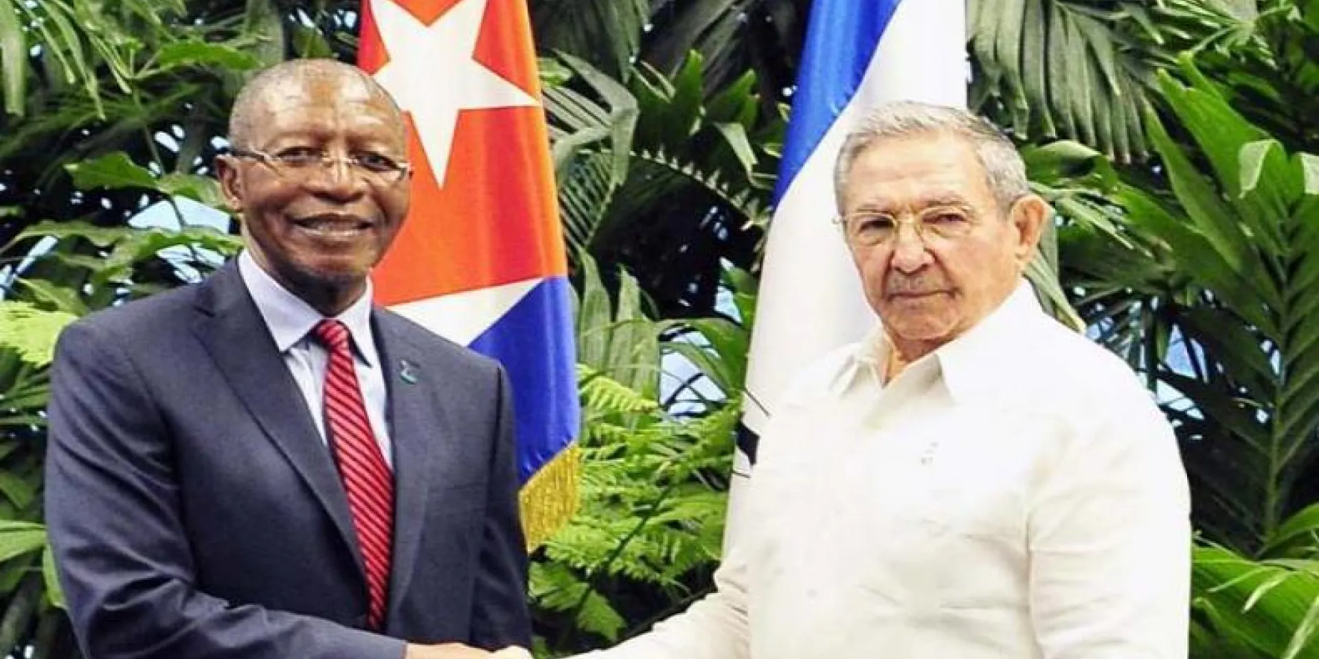 Raúl Castro Ruz junto a Pakalitha Bethuel Mosisili, Primer Ministro del Reino de Lesoto