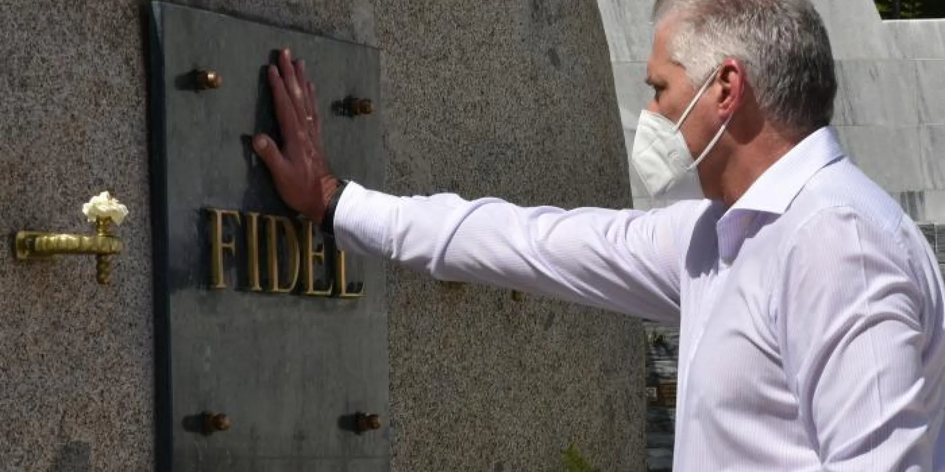 Díaz-Canel en el Cementerio Patrimonial Santa Ifigenia