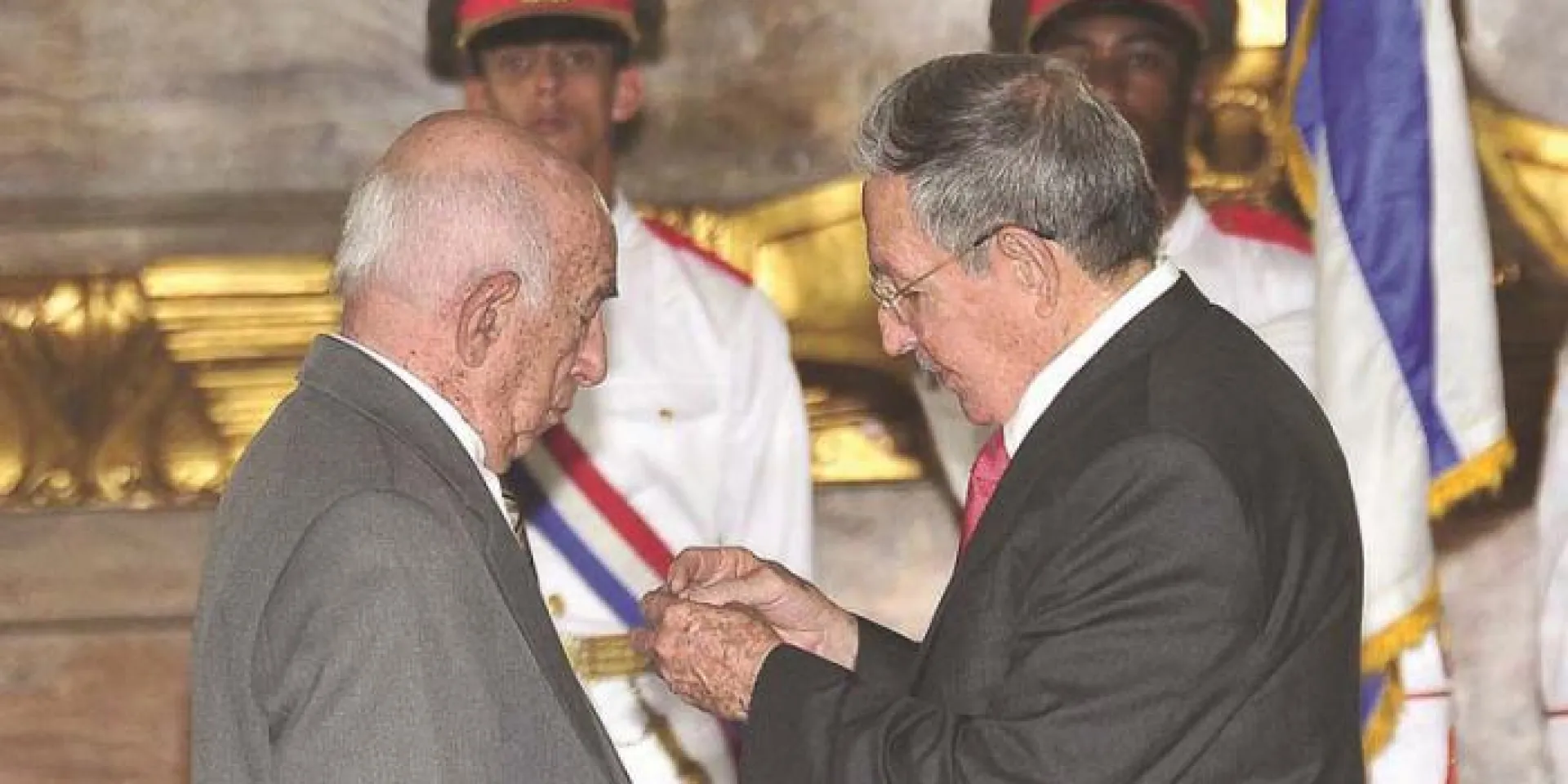 Raúl destacou as ações de José Ramón Machado Ventura contra a tirania de Batista; o médico e guerrilheiro; a um dos fundadores do Partido Comunista de Cuba. Foto: Estudio Revolución
