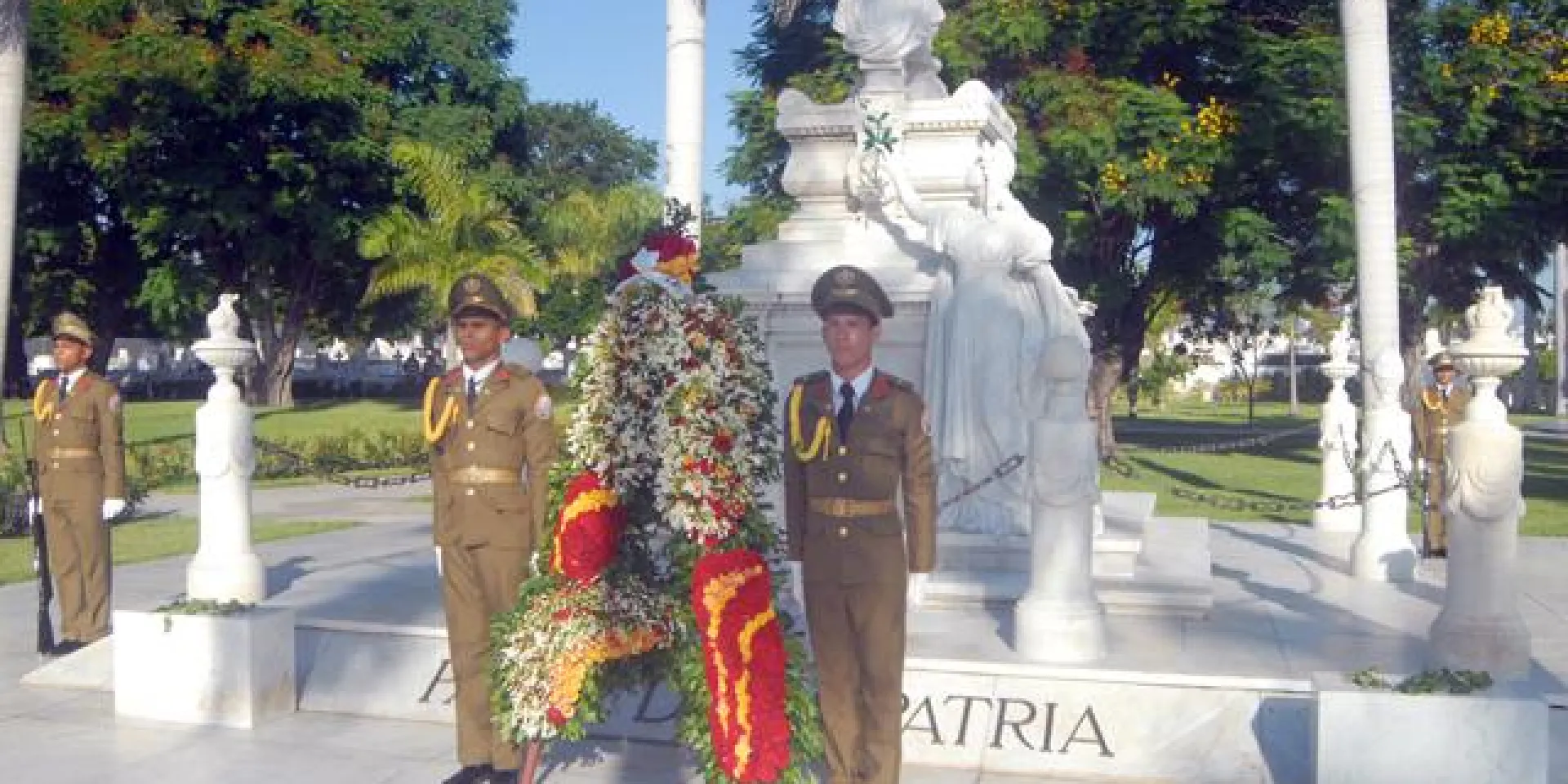 En el monumento que guarda los restos de Céspedes fue colocada una ofrenda floral en nombre del pueblo de Cuba. Foto: Periódico Sierra Maestra