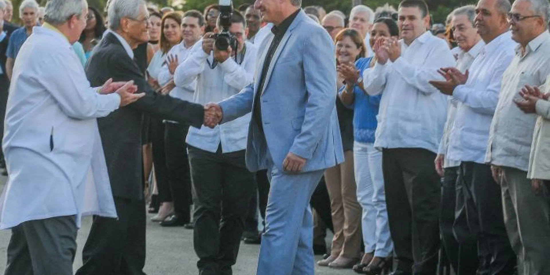 Il Rettore della ELAM, Dr. Antonio López Gutierrez consegna il Titolo di Dr Honoris Causa al Dr. José Millar Barruecos (Chomy) Díaz-Canel ha felicitato José Miyar Barruecos, per il suo Titolo Honoris Causa. Photo: Jose M. Correa