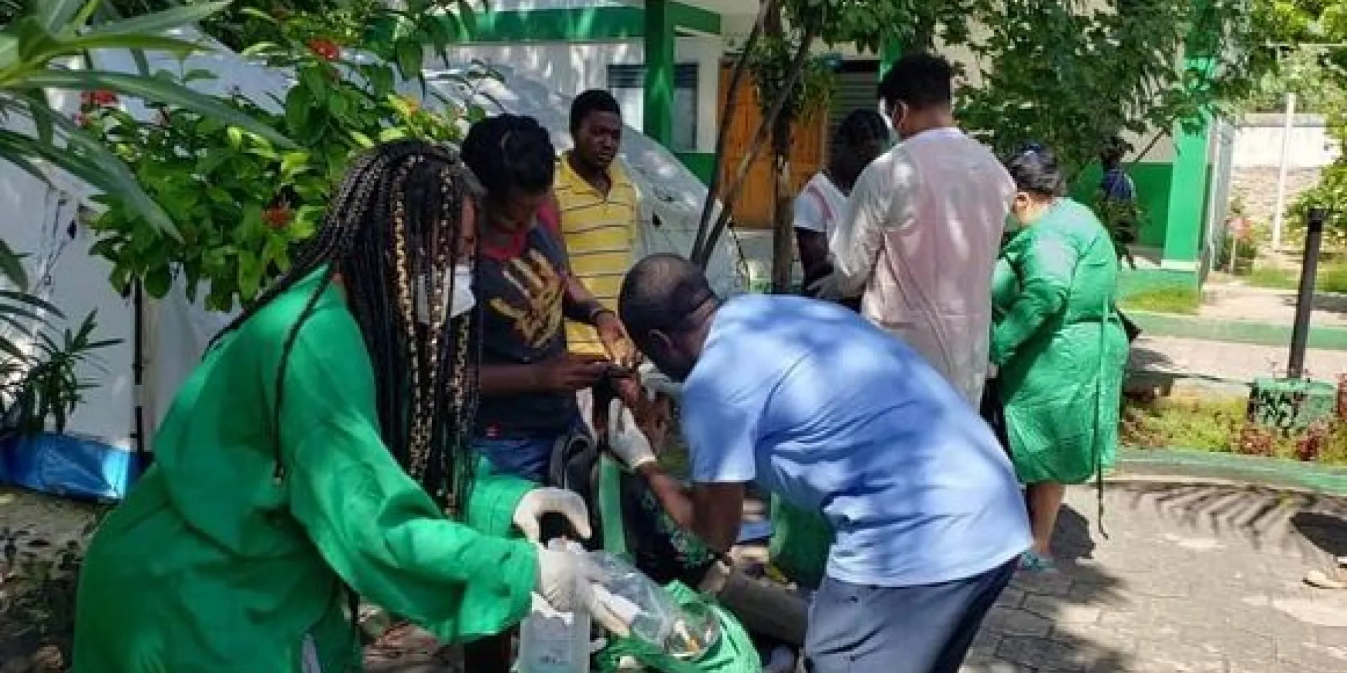 Colaboradores cubanos brindan apoyo en zonas afectadas por sismo en Haití. Foto: Misión Médica en Haití.