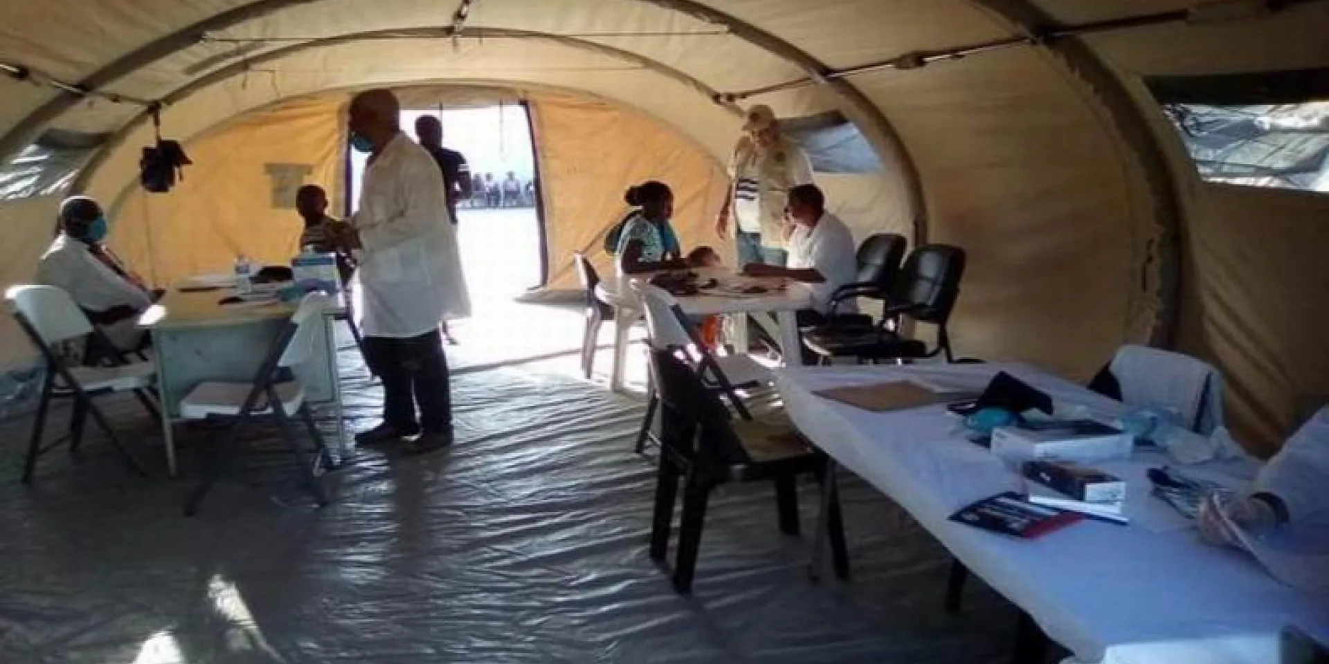 La brigade Henry Reeve prête ses services au Mozambique dans un hôpital de campagne.