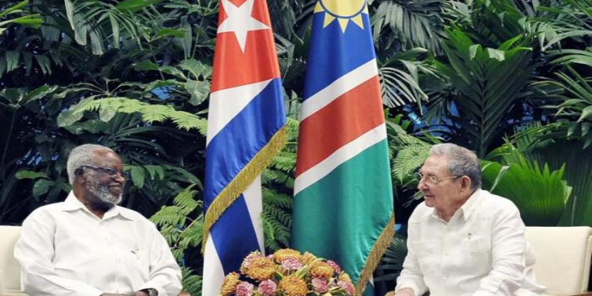 Raúl Castro Ruz junto a Sam Nujoma, Presidente Fundador de la República de Namibia