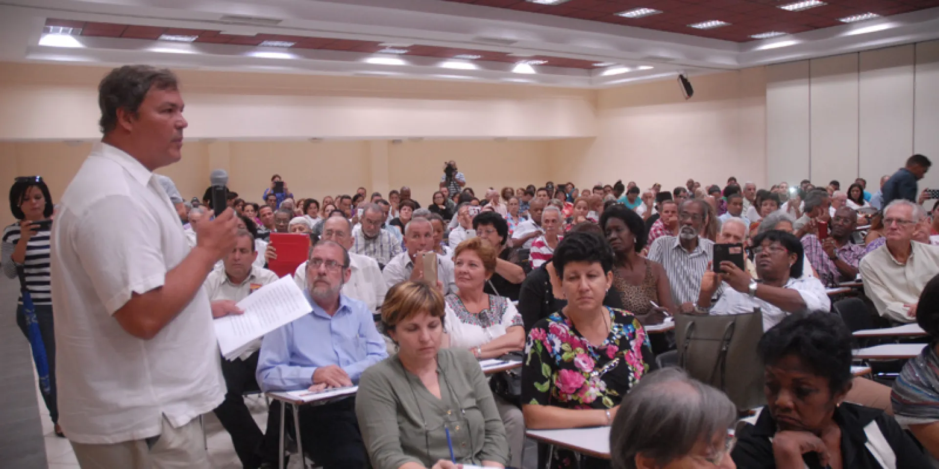 El Héroe de la República de Cuba Ramón Labañino al intervenir en nombre de la Asociación Nacional de Economistas y Contadores de Cuba (Anec) caracterizó al bloqueo como una política genocida, criminal que trata de imponernos el hambre, la miseria, las condiciones más extremas de vida. Foto: Agustín Borrego Torres.