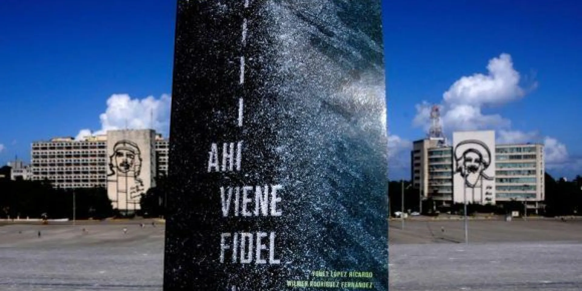 El libro recoge en textos e imágenes los detalles del paso del cortejo fúnebre del Comandante en Jefe desde La Habana hasta Santiago de Cuba. Foto: Ariel Cecilio Lemus/ Granma