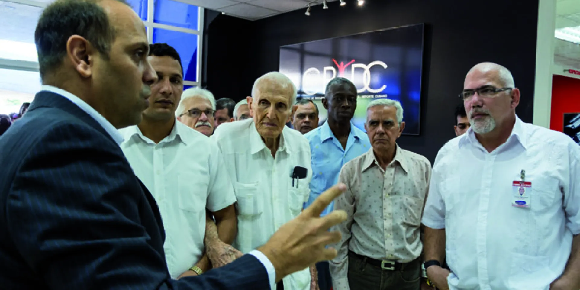 Autoridades del deporte cubano reciben una explicación sobre los propósitos del Centro de Recursos de Información para el Deporte Cubano