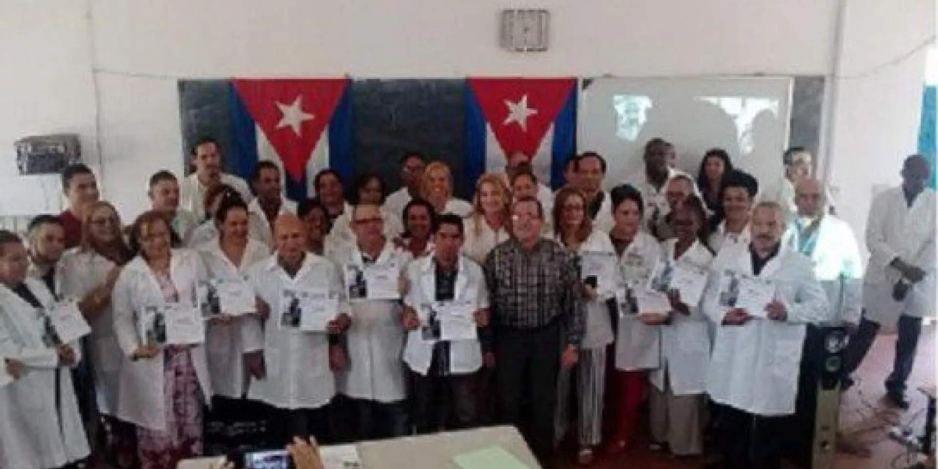 El embajador cubano en Gambia Rubén Abelenda se dirige al personal médico cubano que labora en ese país africano.