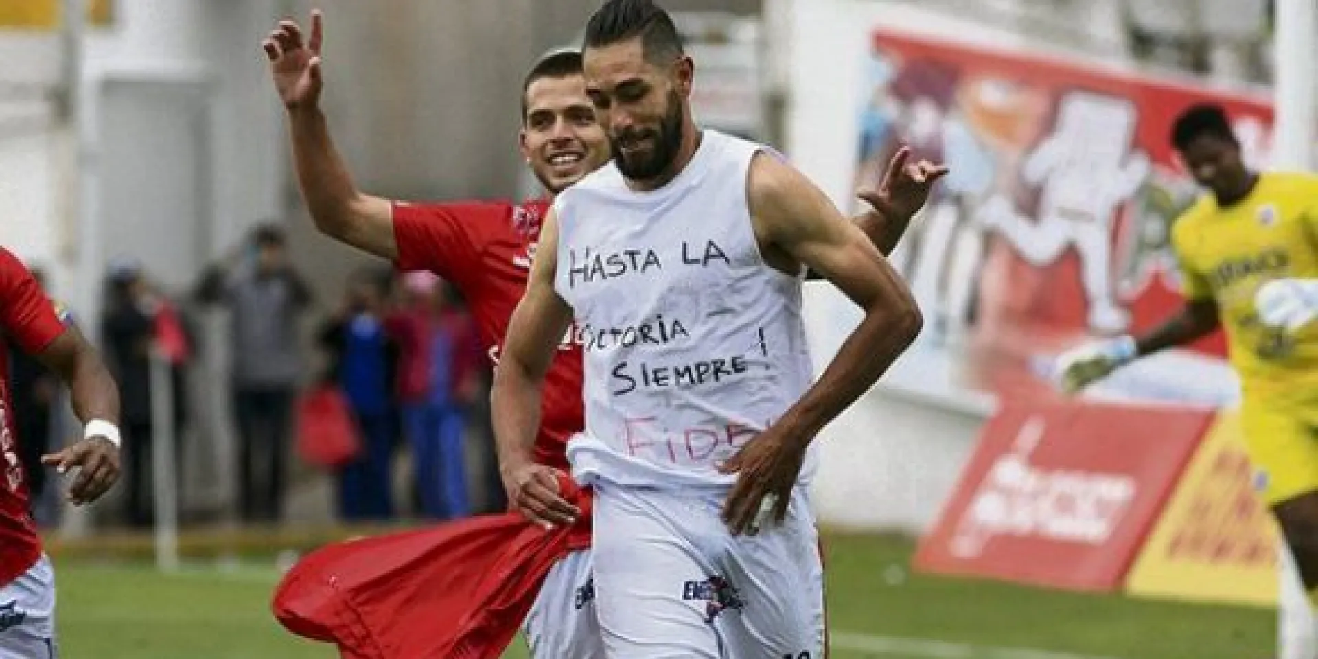 uan Cominges luce en su pecho un “Hasta la victoria siempre” dedicado a Fidel.