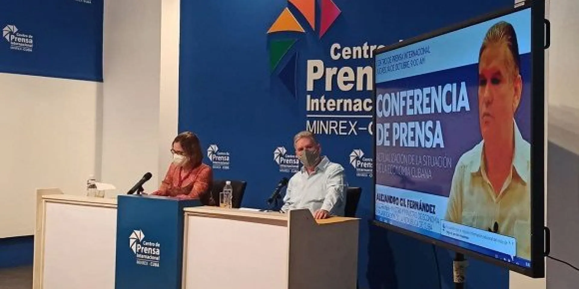 En conferencia de prensa el ministro de Economía y Planificación, Alejandro Gil Fernández. Foto: Cubadebate.