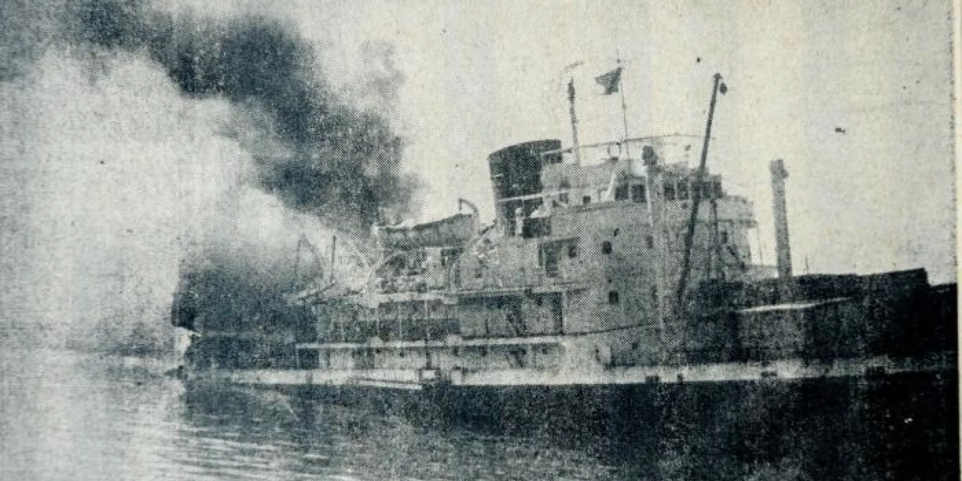 El buque francés La Coubre antes de producirse la segunda explosión. Foto: Periódico Revolución