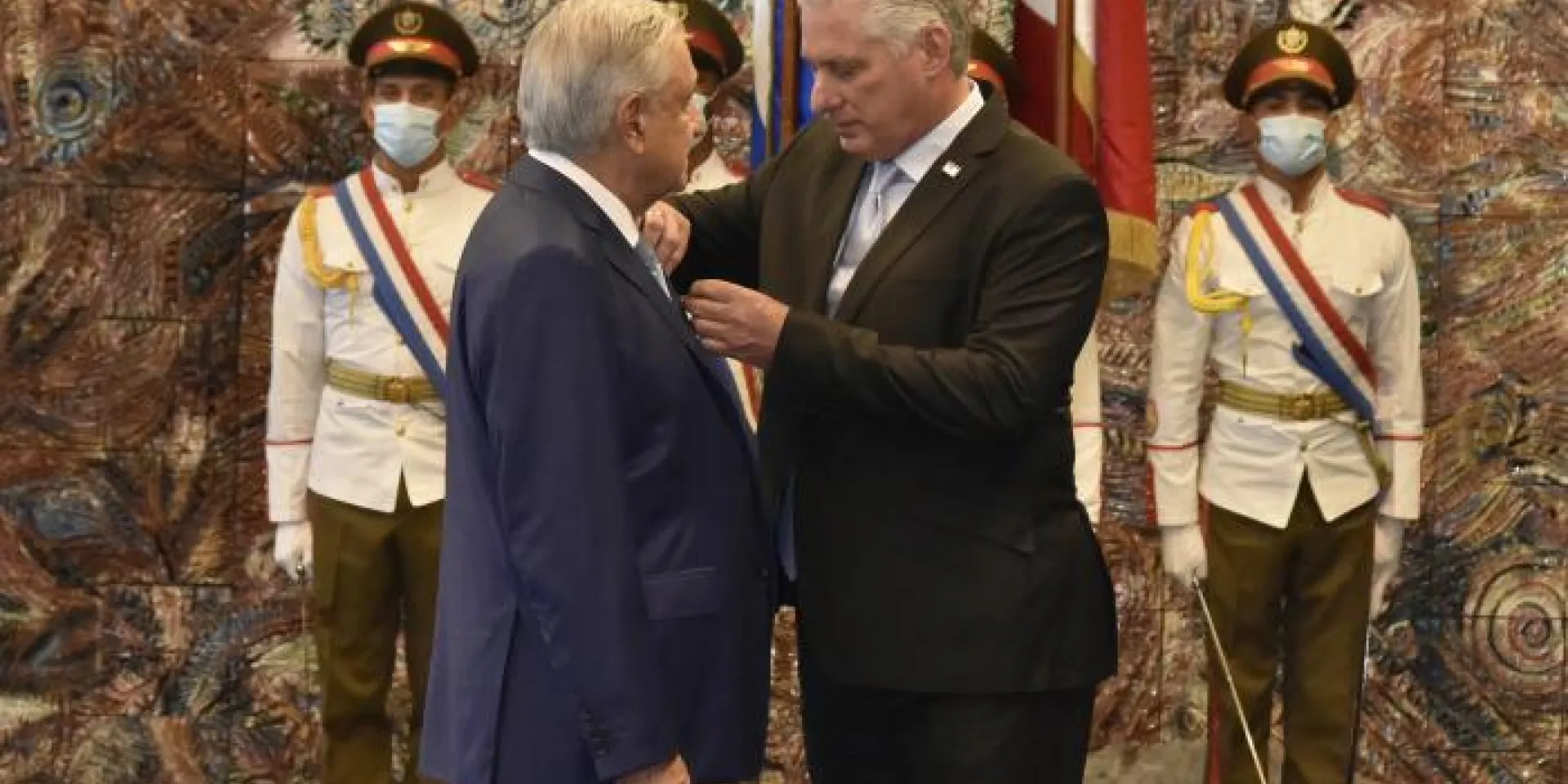 López Obrador fue condecorado por el Presidente Díaz-Canel con la Orden Nacional José Martí. Foto: Estudios Revolución