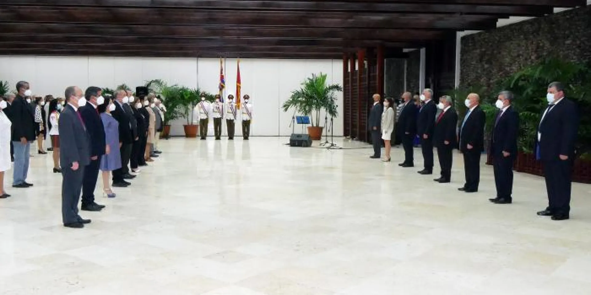 Condecoraciones Acto de entrega del Título Héroe del trabajo a científicos de Cuba Foto: Estudios Revolución