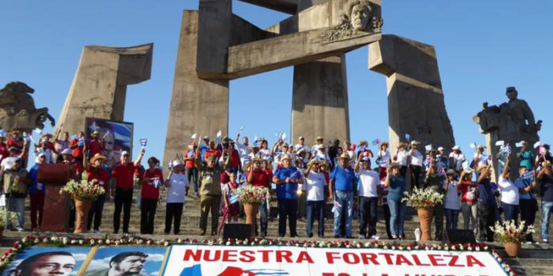 Fidel, en lo alto de la tribuna. Foto: Jorge Luis Merencio