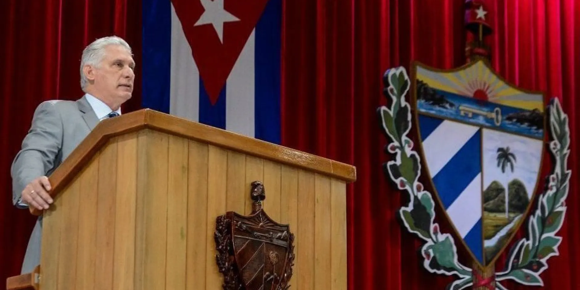Con la presencia del presidente Miguel Díaz-Canel Bermúdez, los diputados se reúnen de manera semipresencial, en el Palacio de las Convenciones de La Habana. Foto: Estudios Revolución