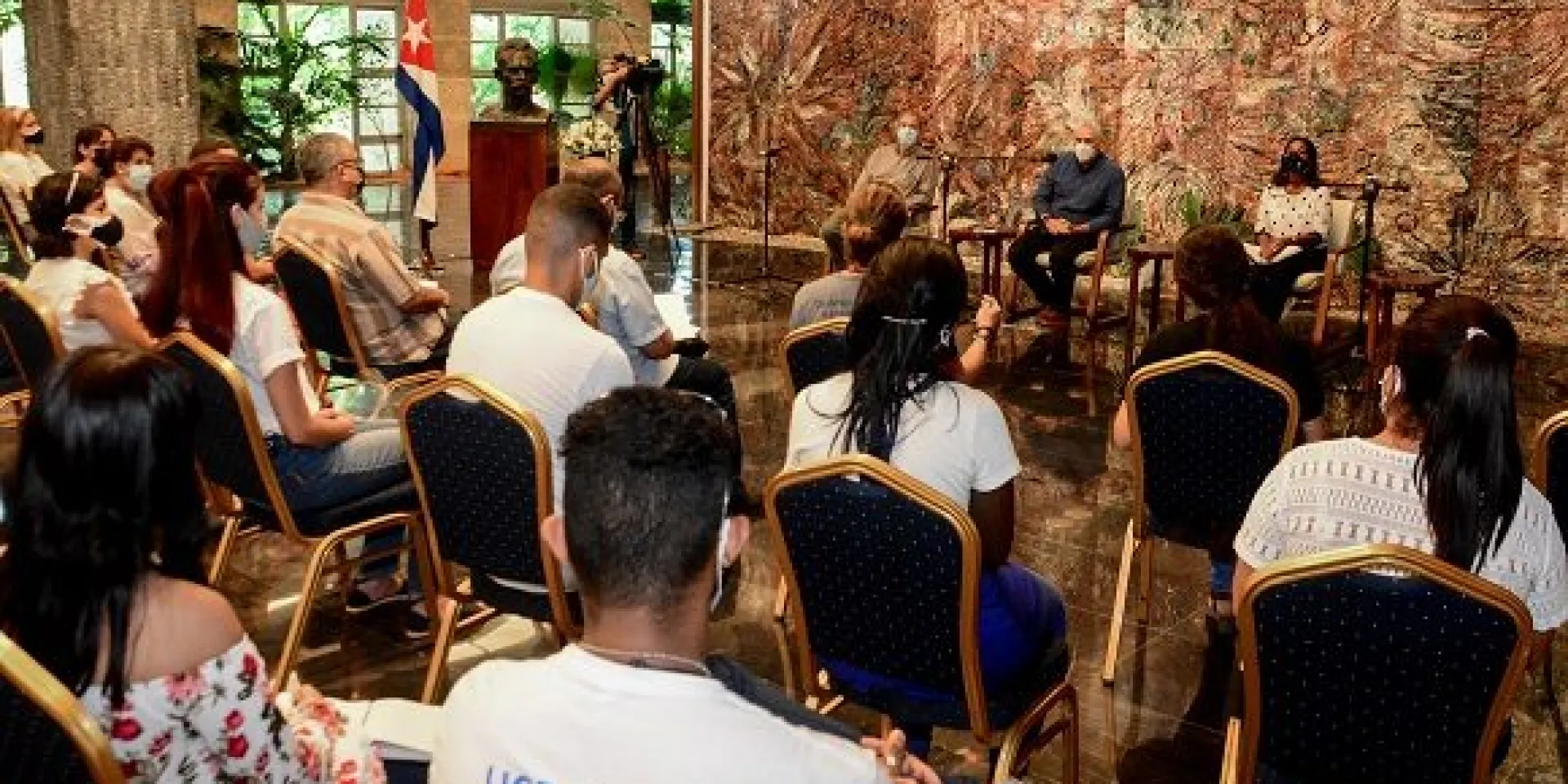 Presidente cubano en encuentro con jóvenes de la Universidad de Ciencias Pedagógicas “Enrique José Varona”. Foto: Estudios Revolución.