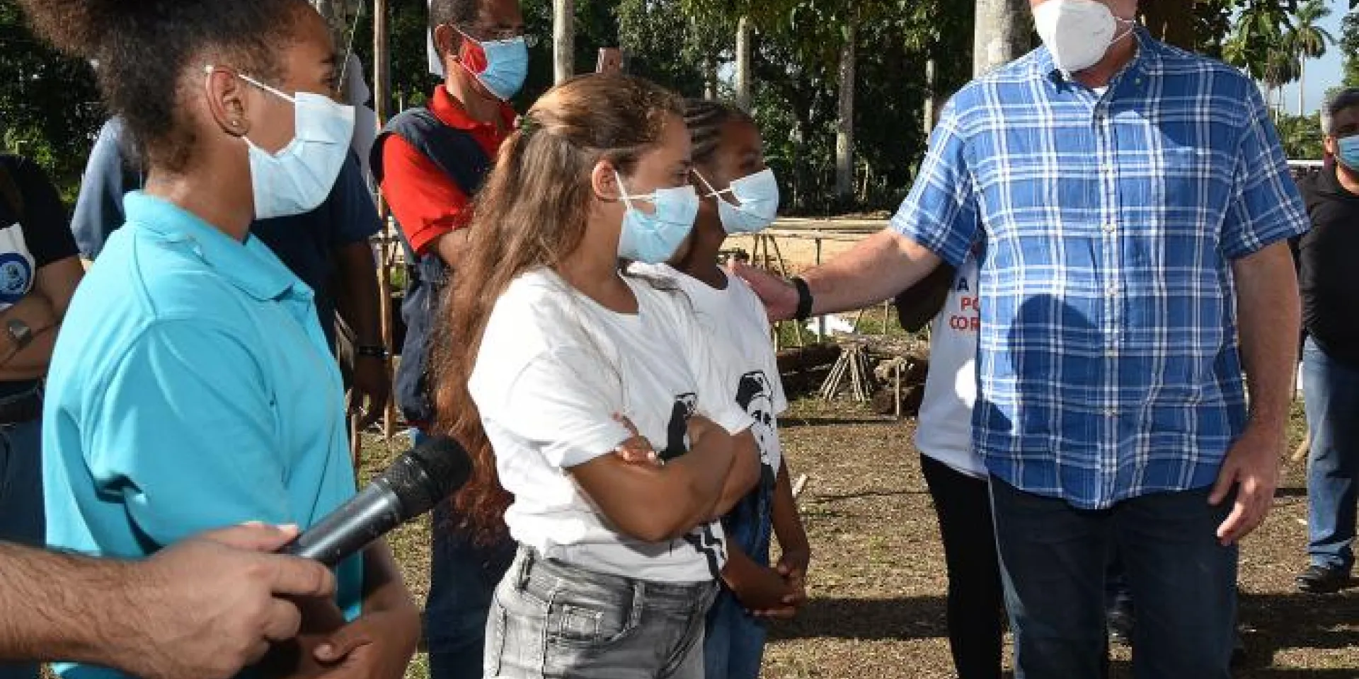 Díaz-Canel en la comunidad Libertad, uno de los más de 60 barrios que se han identificado como de mayor vulnerabilidad en La Habana Foto: Estudios Revolución
