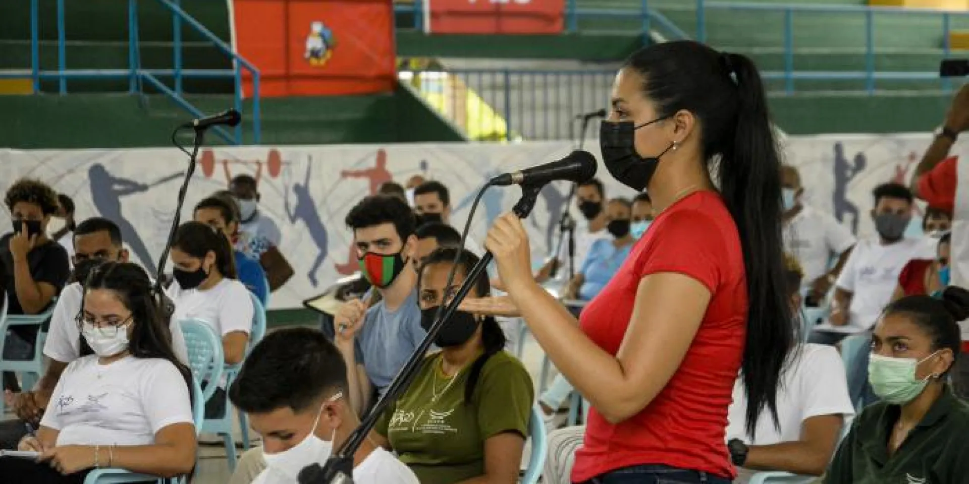 Es la tercera ocasión que, en menos de seis meses, el Jefe de Estado comparte, en la Universidad de Ciencias de la Cultura Física y el Deporte Manuel Fajardo, con estudiantes y profesores para, desde la sinceridad y el compromiso de los jóvenes, conocer sobre sus dudas y propuestas. Foto: Estudios Revolución