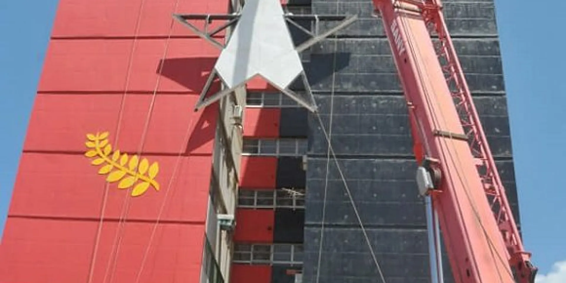 La obra se realiza en uno de los edificios más altos de la ciudad de Matanzas. Foto: Ramón Pacheco