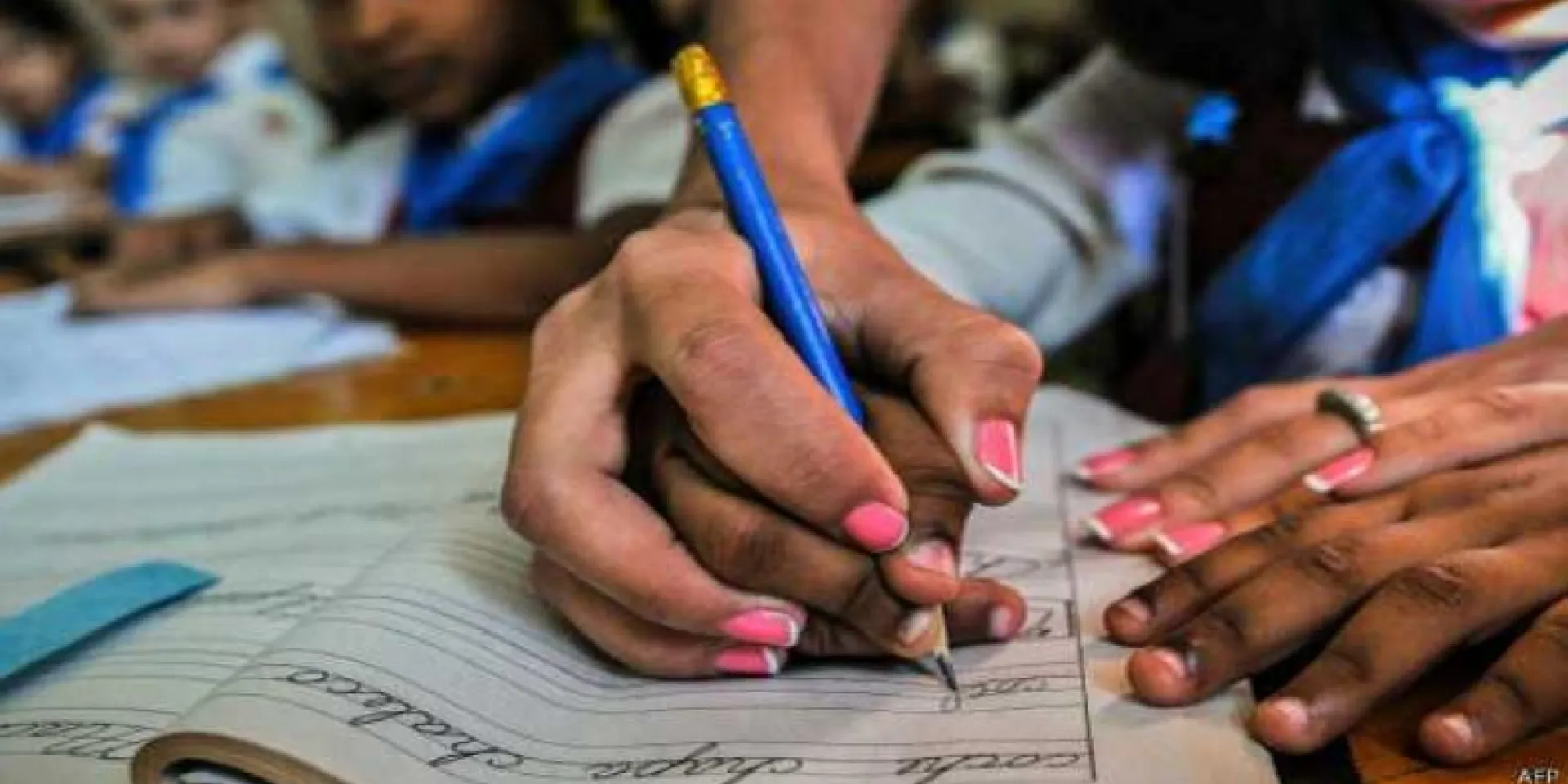 Estudiantes cubanos práctican la caligrafía