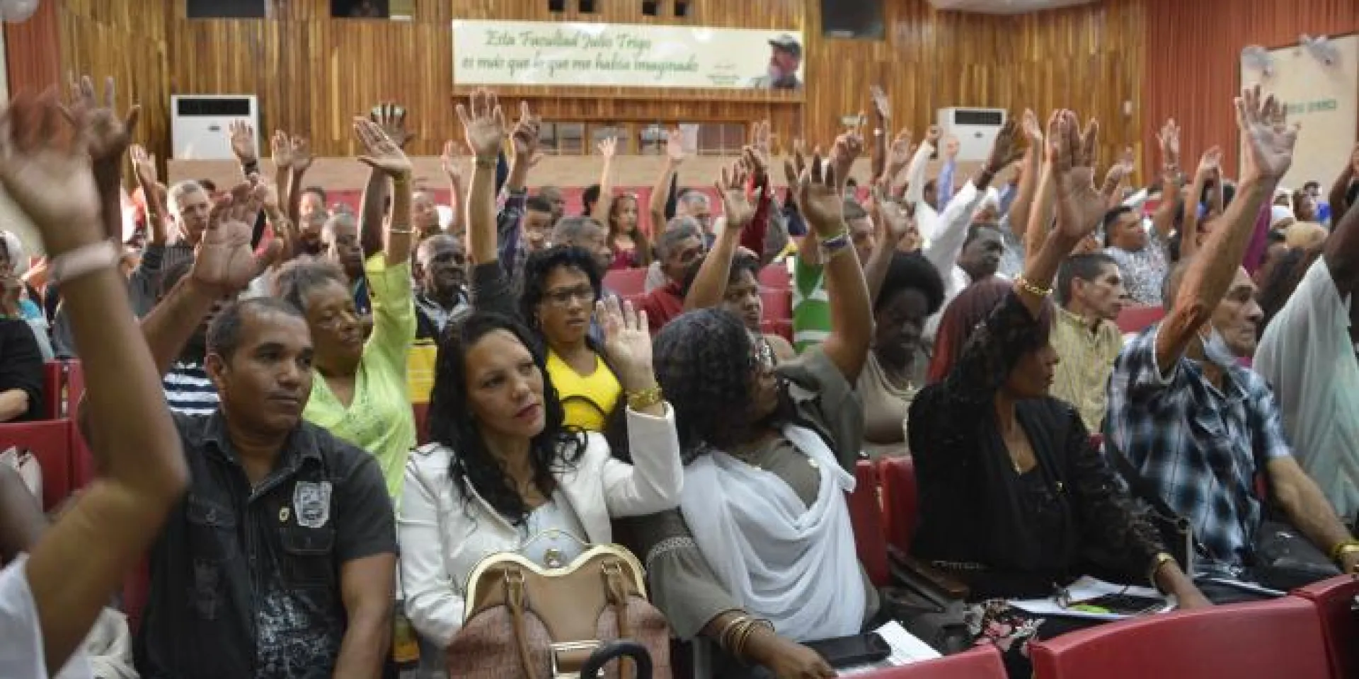 Asamblea extraordinaria del Poder Popular en el municipio de Arroyo Naranjo, para elegir a los 7 candidatos a diputados a la ANPP, En ejercicio legítimo y democrático fue aprobada ayer la candidatura de los 470 diputados al Parlamento, en las sesiones extraordinarias de las asambleas municipales del Poder Popular. Foto: Juvenal Balán