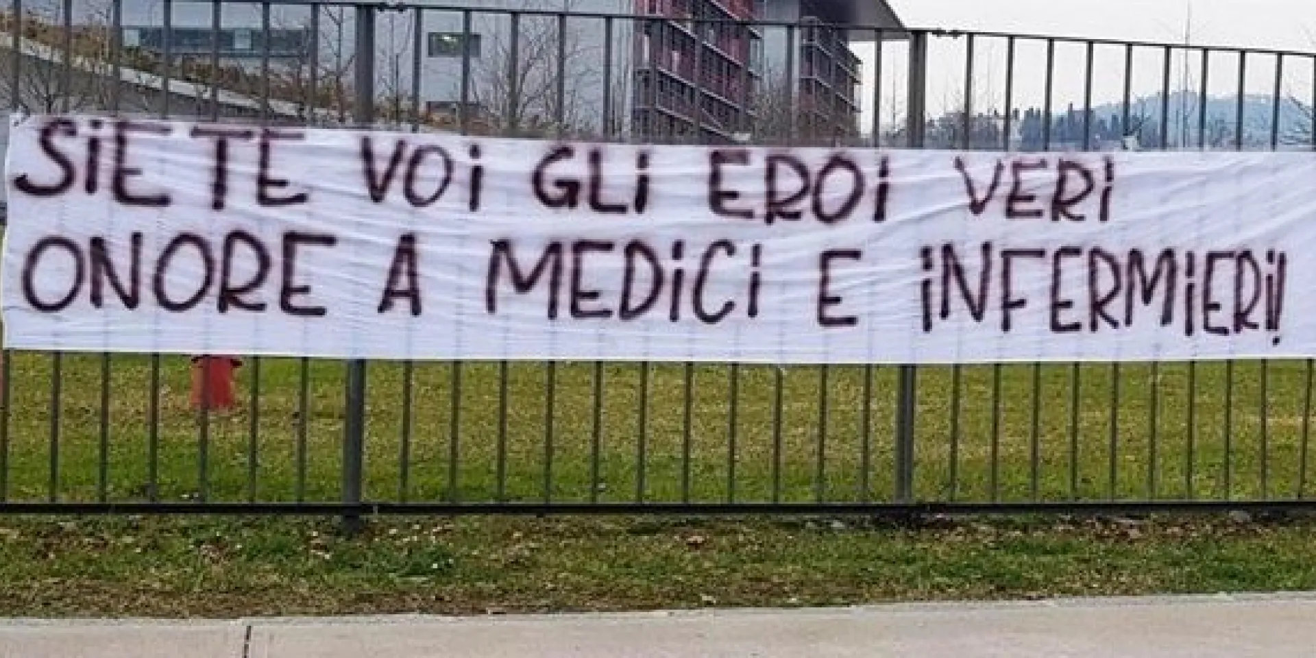 En la entrada del hospital de Bérgamo, un cartel reza: " Son ustedes los verdaderos héroes. ¡Honor a médicos y enfermeras!” Foto: Facebook/ Clarín.