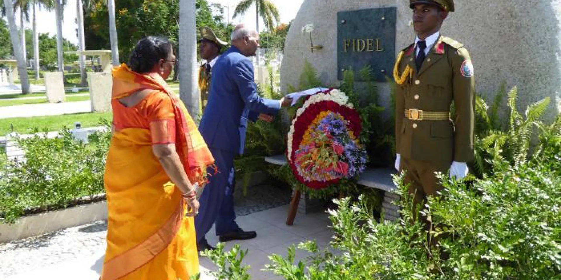 Fidel zu ehren war die erste Handlung des indischen Präsidenten nach seiner Ankunft in Kuba Photo: Eduardo Palomares