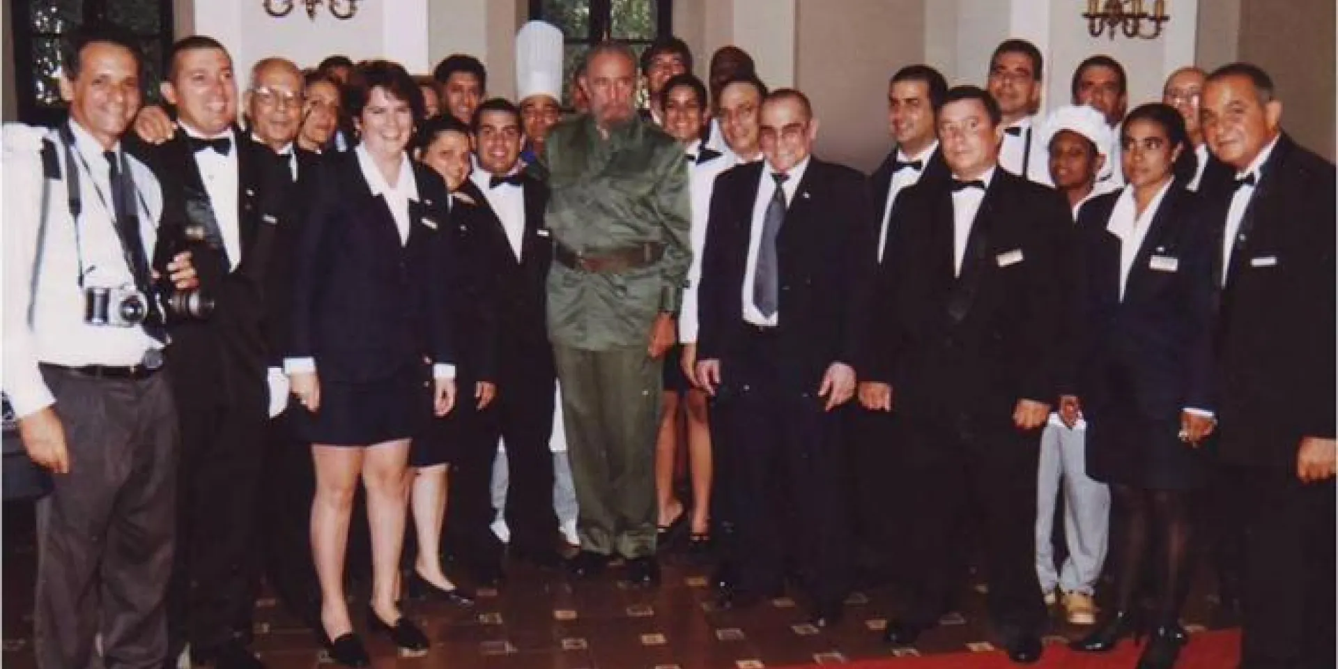 El Comandante en Jefe Fidel Castro Ruz junto a trabajadores del Hotel Nacional de Cuba, instalación insignia de la hostelería cubana. Foto: Cortesía del Hotel Nacional de Cuba
