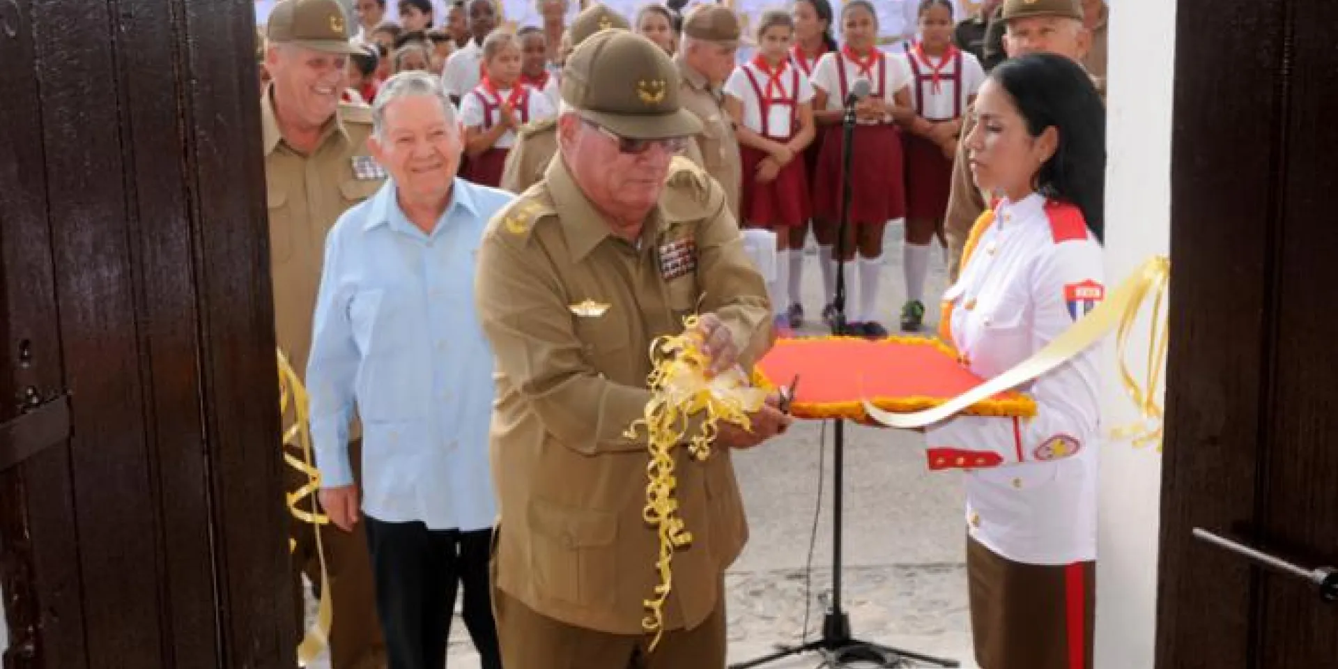 General de cuerpo de Ejército Álvaro López Miera, viceministro de las FAR, jefe del estado mayor general inauguró la exposicion fotográfica