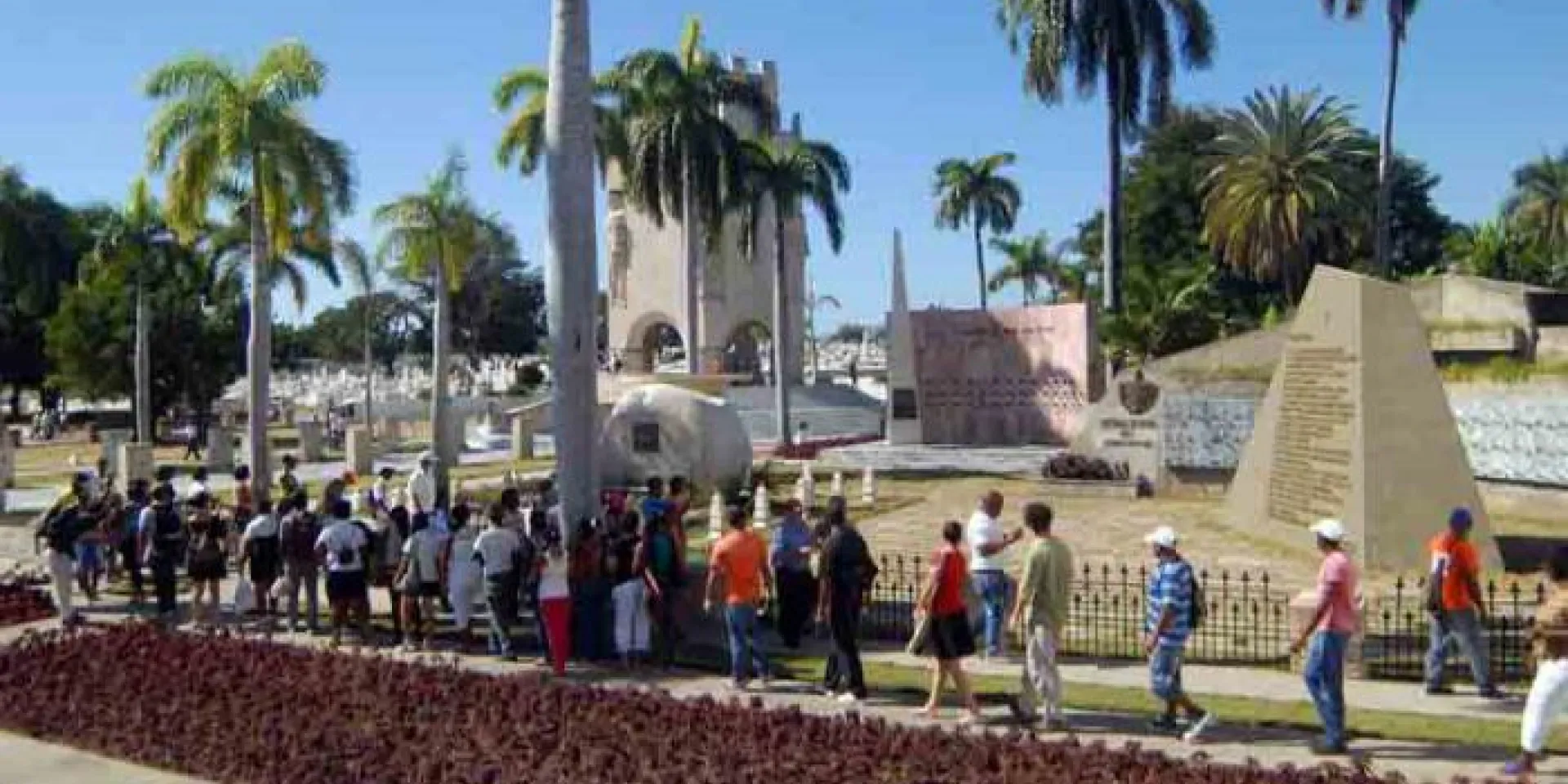 Pueblo cubano rinde tributo al líder de la Revolución Cubana