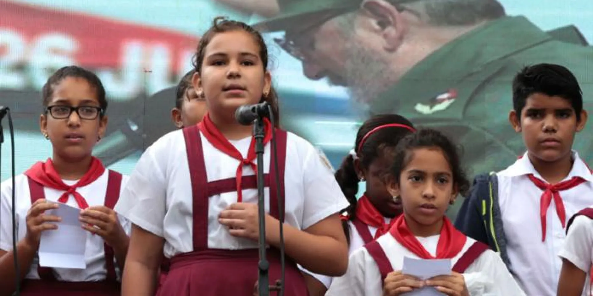 Niños cubanos rinden homenaje a Fidel Castro