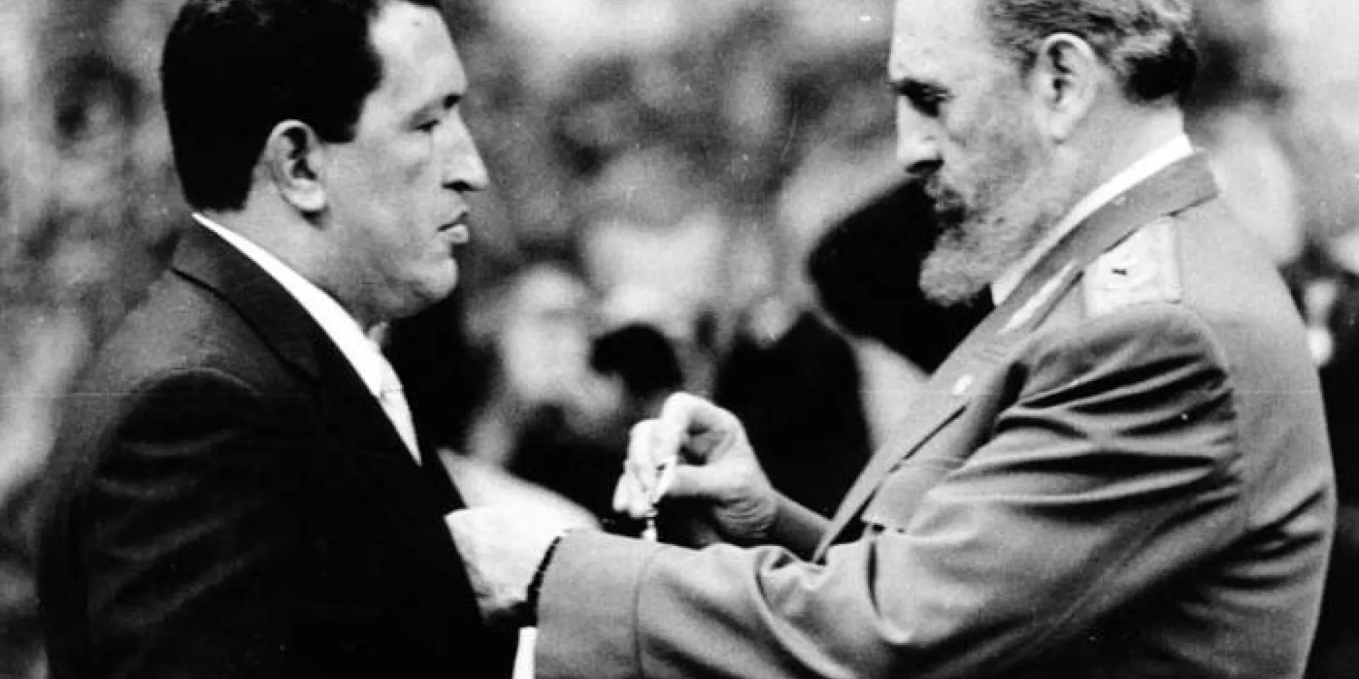 Fidel Castro condecora a Hugo Chávez Frías