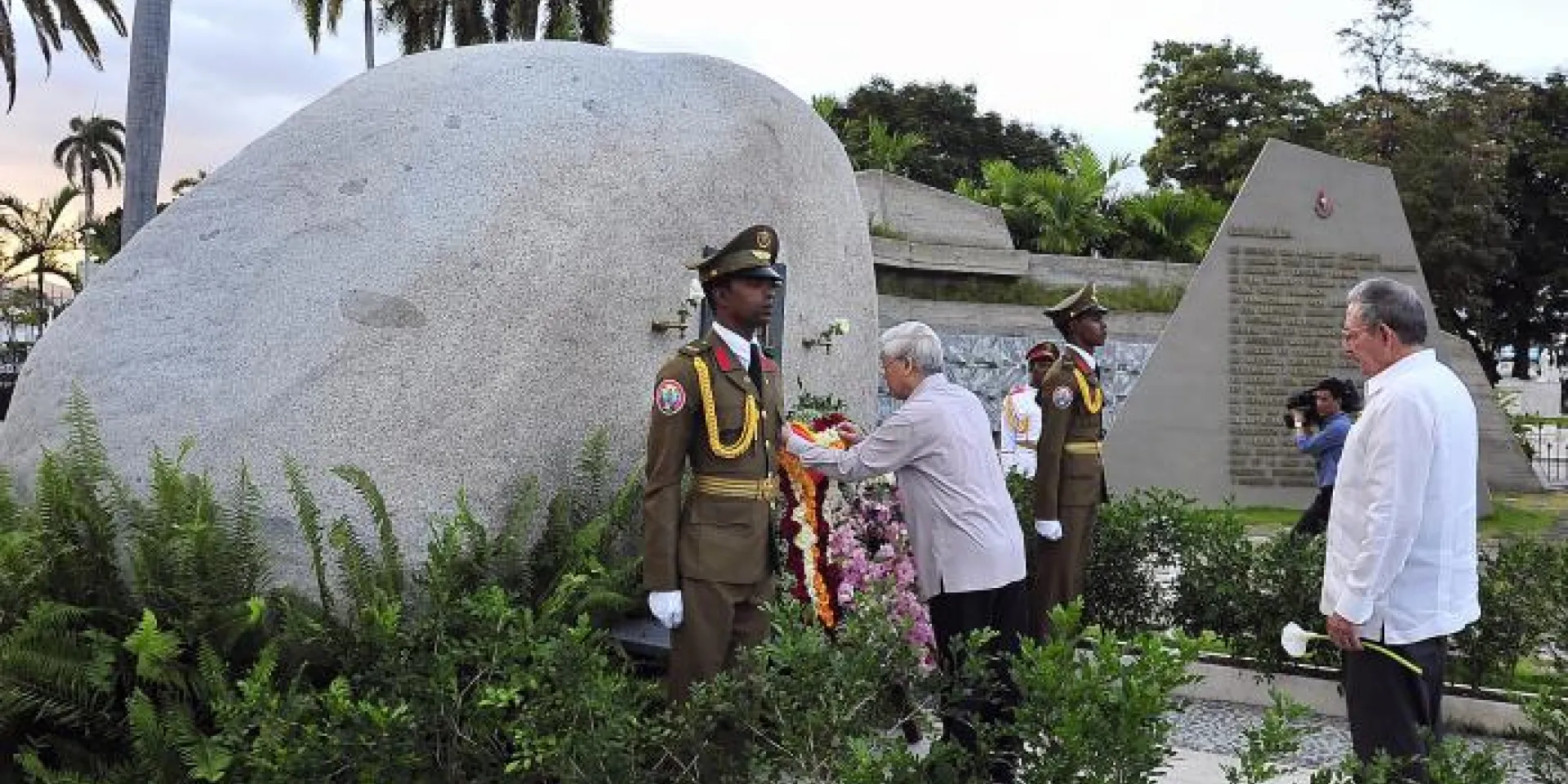 Nguyen Phu Trong depositó una hermosa ofrenda floral dedicada al líder la Revolución Cubana. Foto: Estudios Revolución