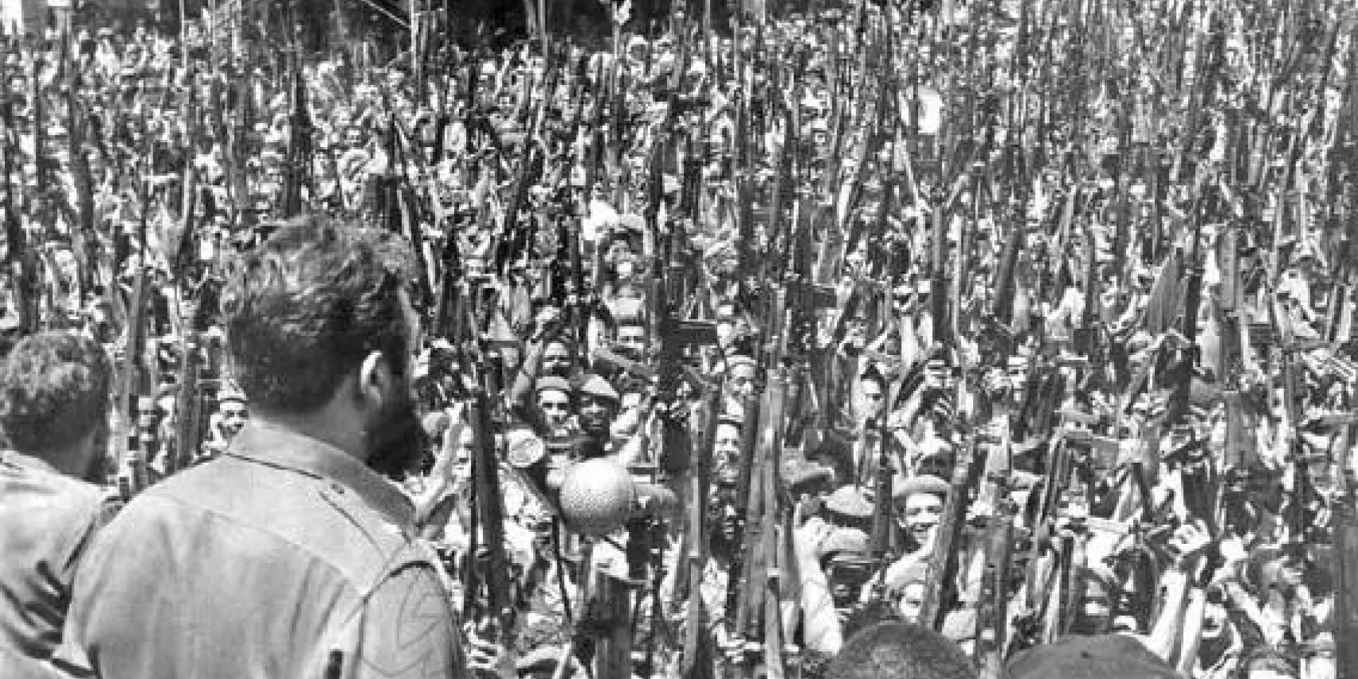 Fidel Castro proclama el carácter socialista de la Revolución en el entierro a las víctimas del bombardeo a los aeropuertos del 15 de abril.